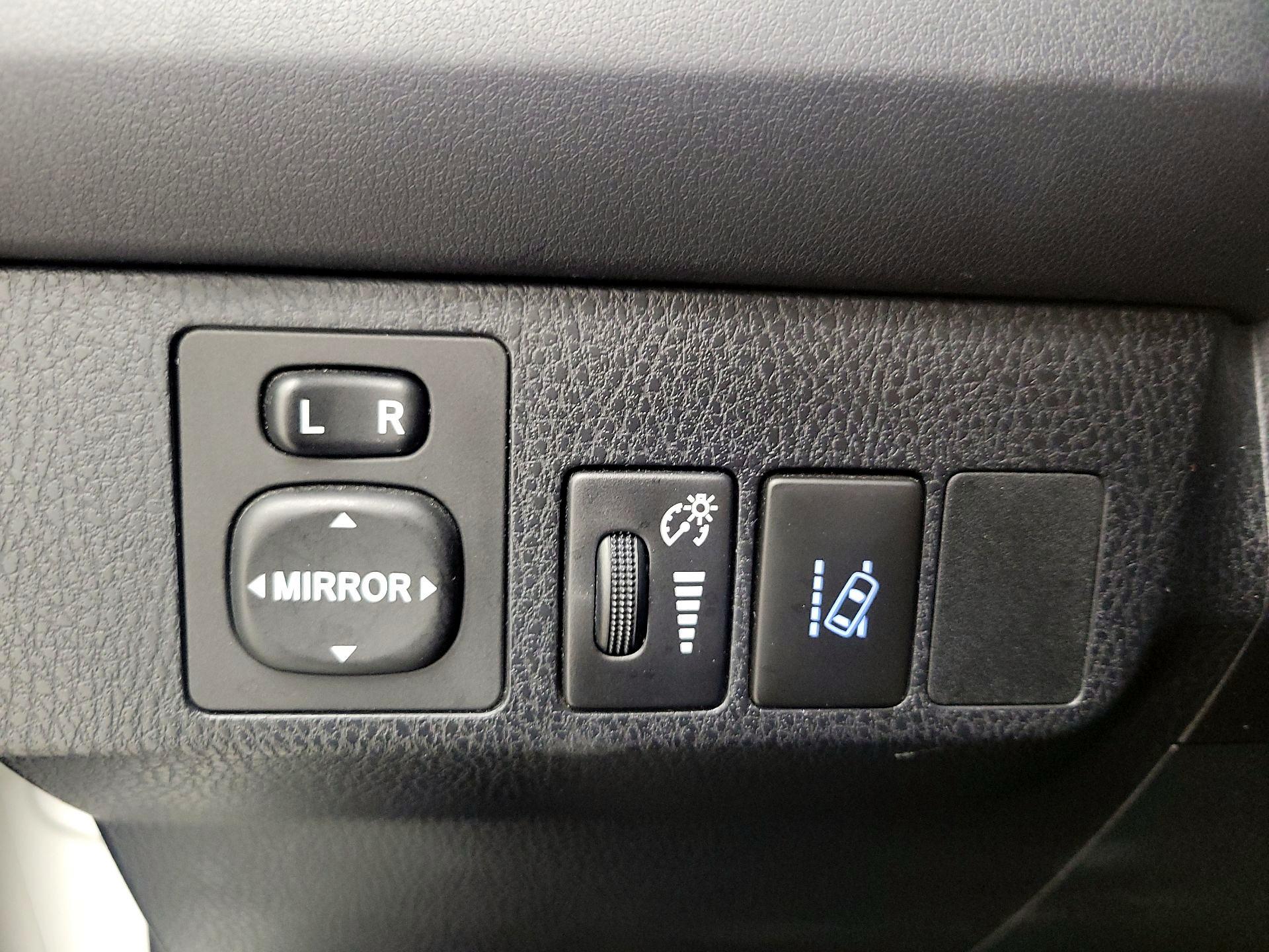 Thumbnail: 2018 Toyota RAV4 - 13