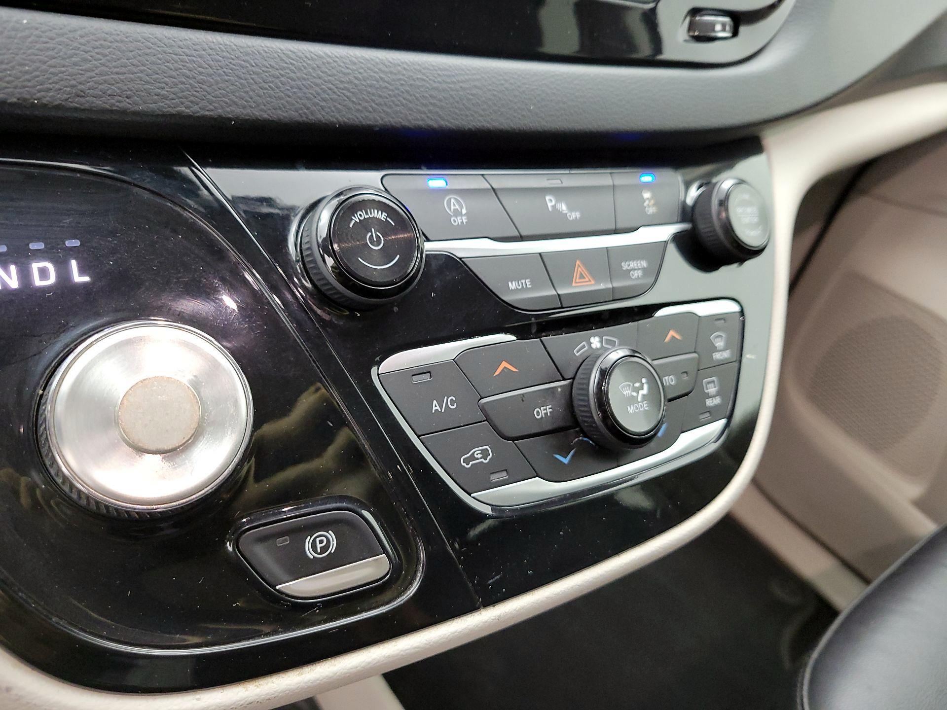 Thumbnail: 2019 Chrysler Pacifica - 16