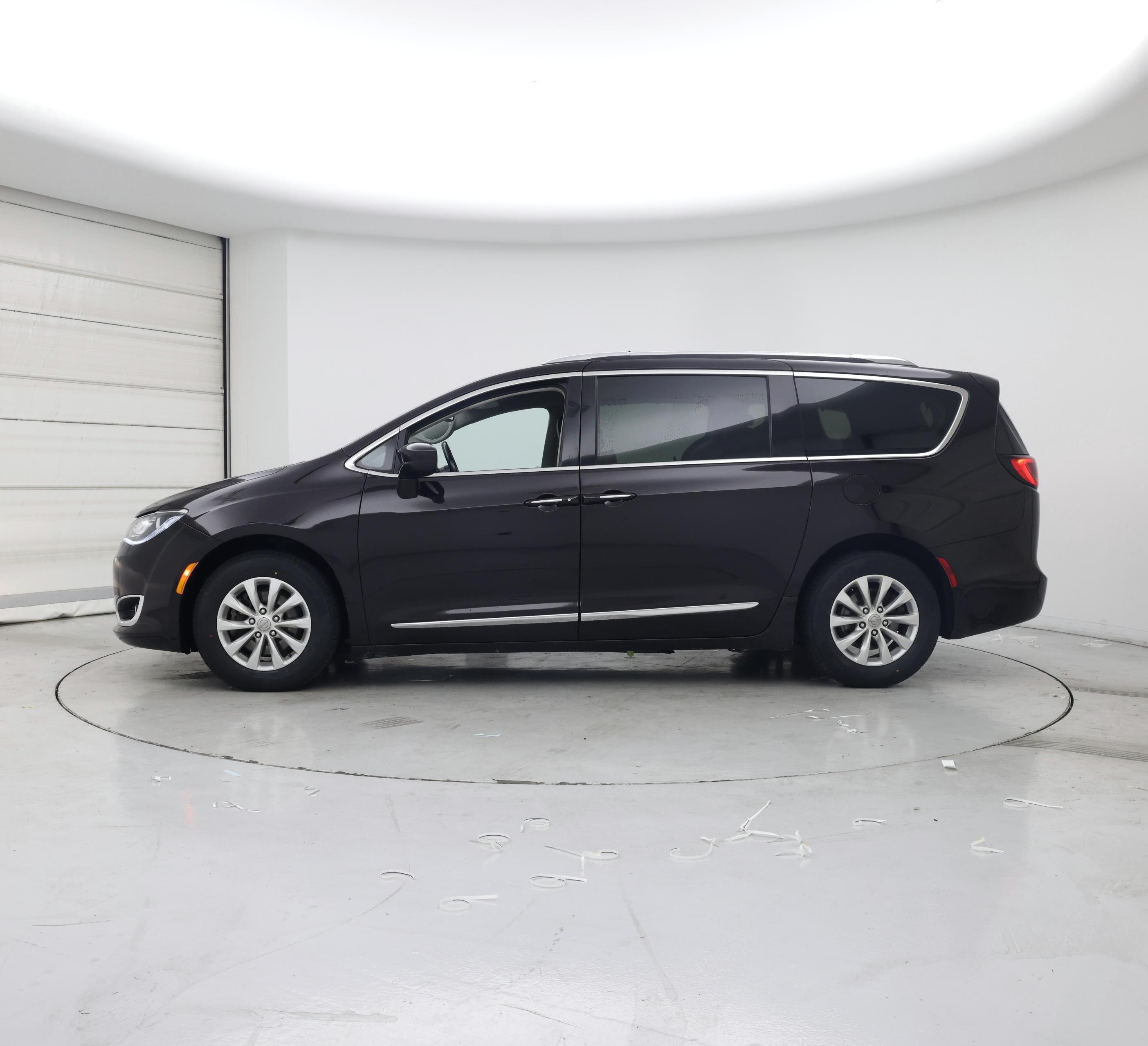 Thumbnail: 2019 Chrysler Pacifica - 3