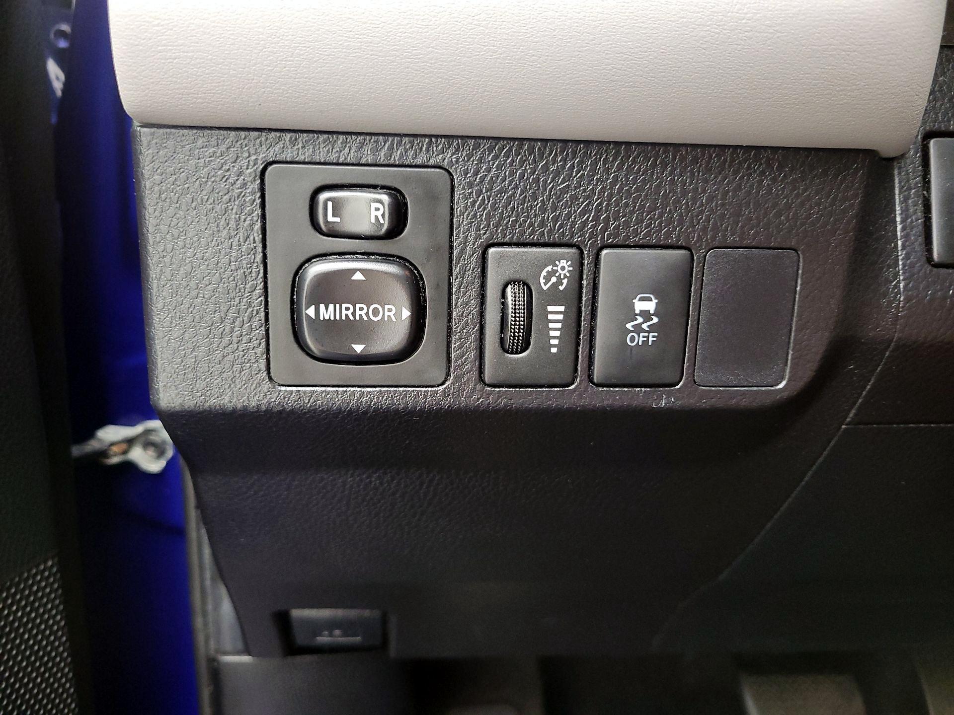 Thumbnail: 2015 Toyota RAV4 - 13