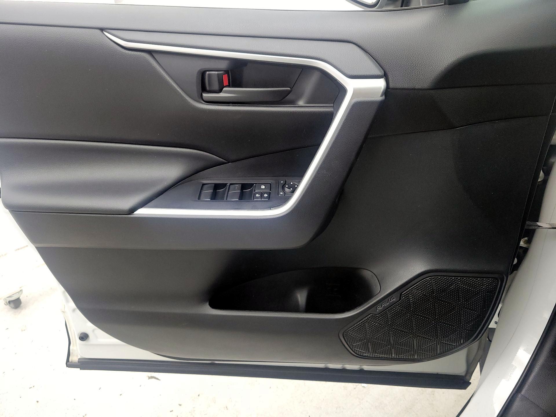 Thumbnail: 2020 Toyota RAV4 - 12