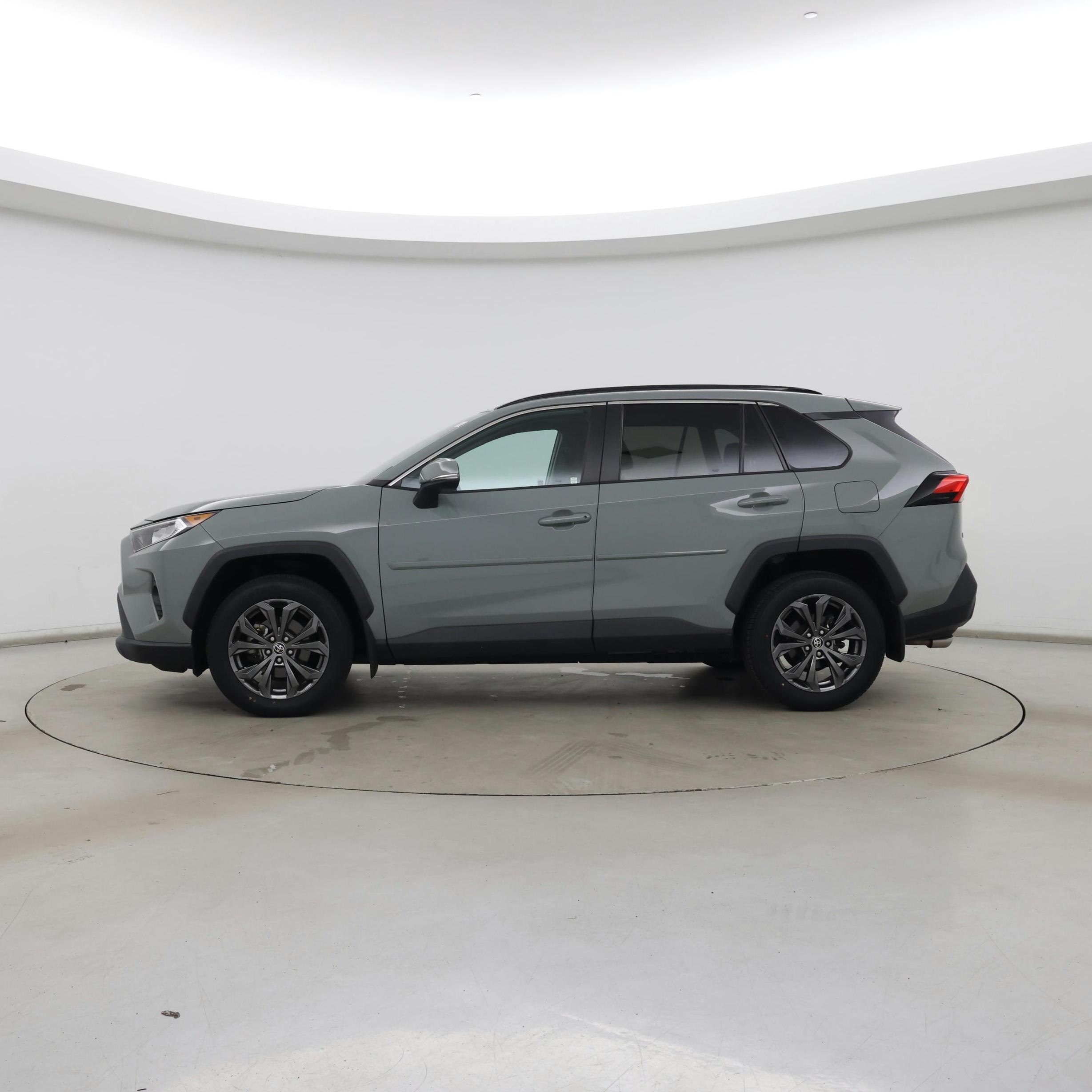Thumbnail: 2021 Toyota RAV4 - 3