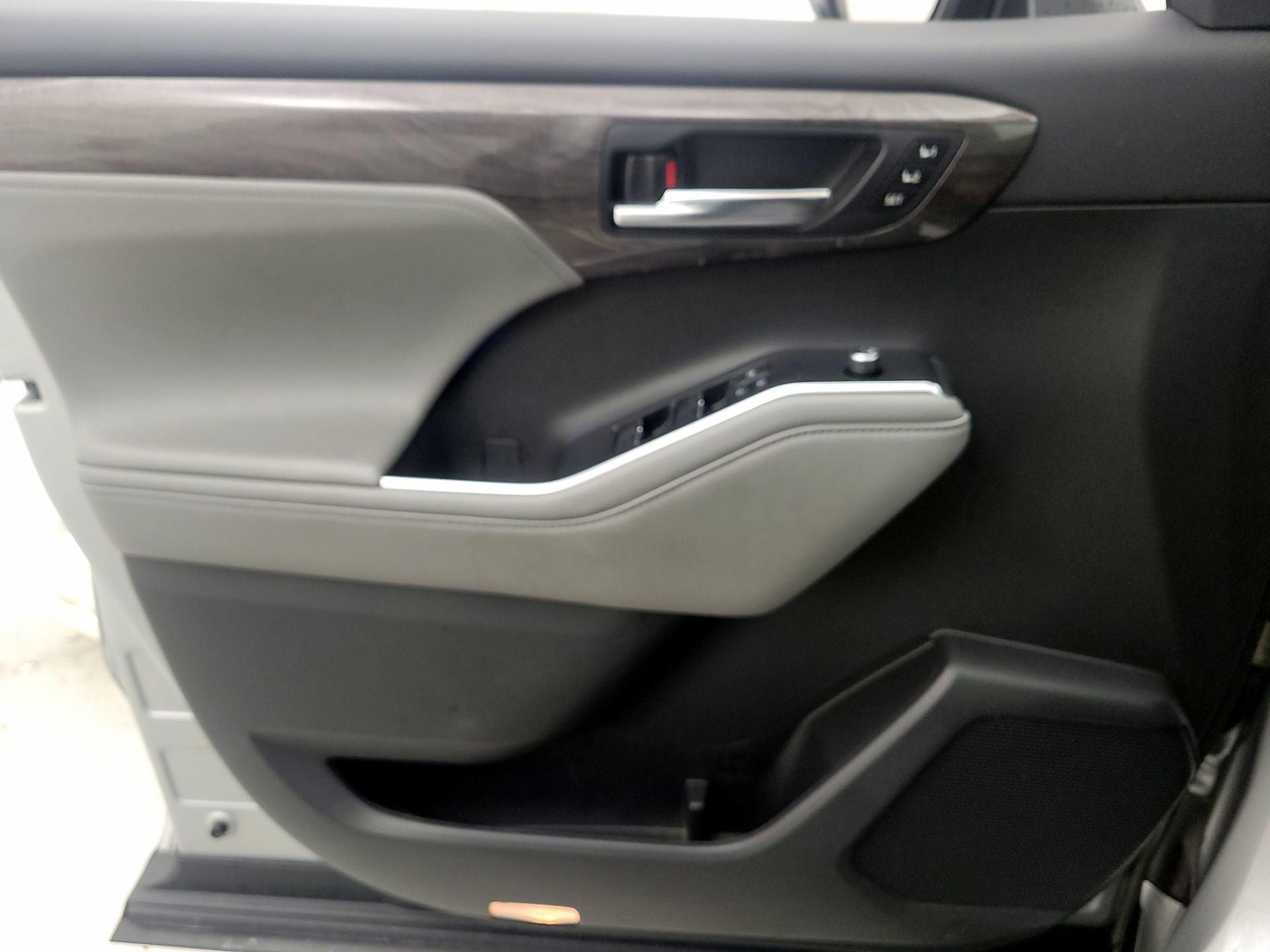 Thumbnail: 2022 Toyota Highlander - 12