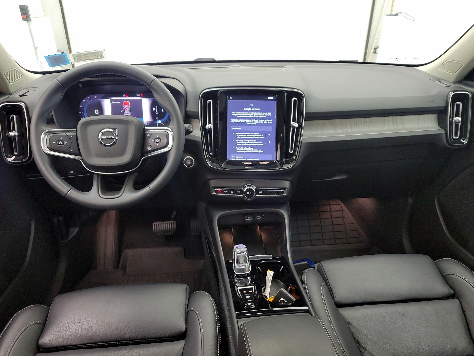 Thumbnail: 2023 Volvo XC40 - 9