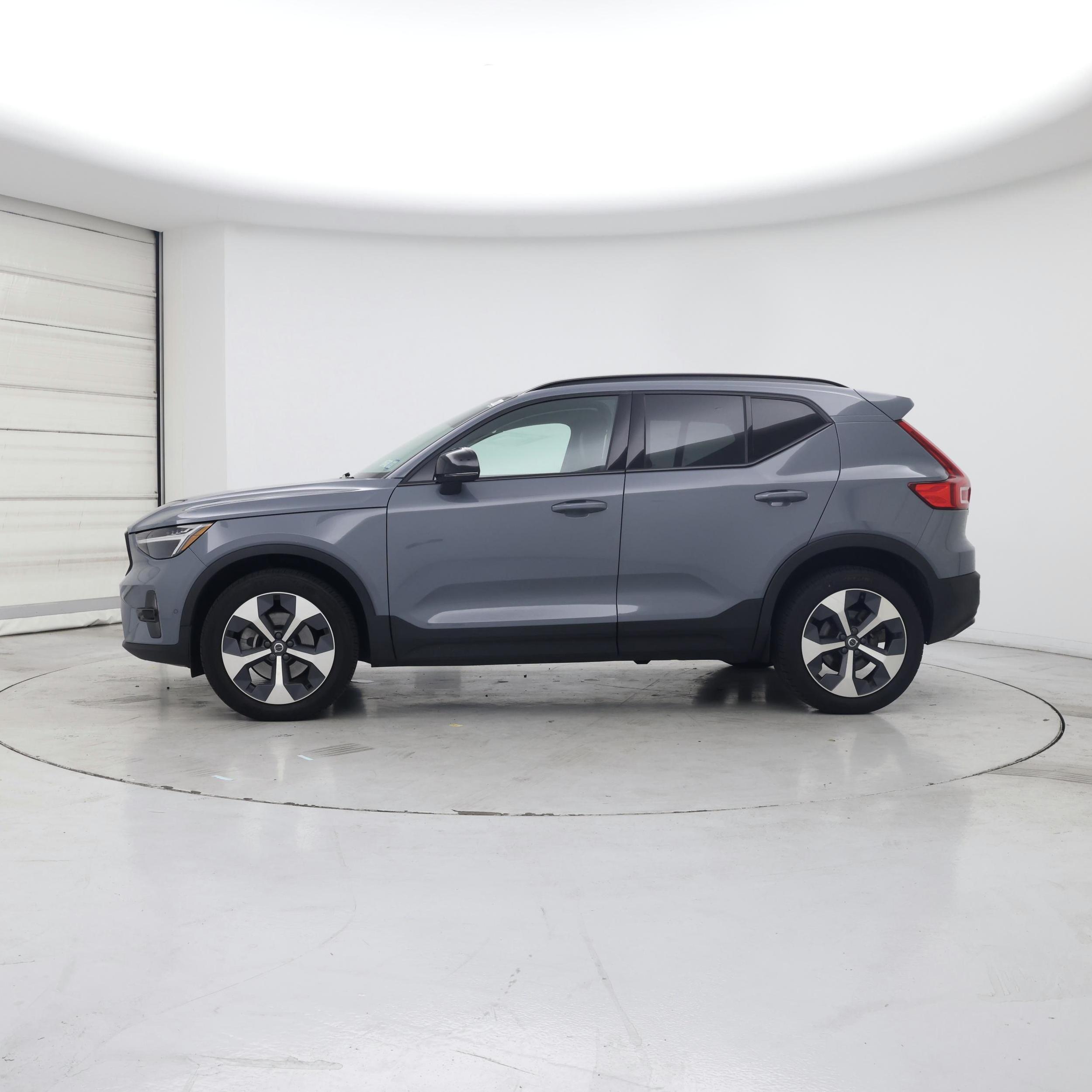 Thumbnail: 2023 Volvo XC40 - 3
