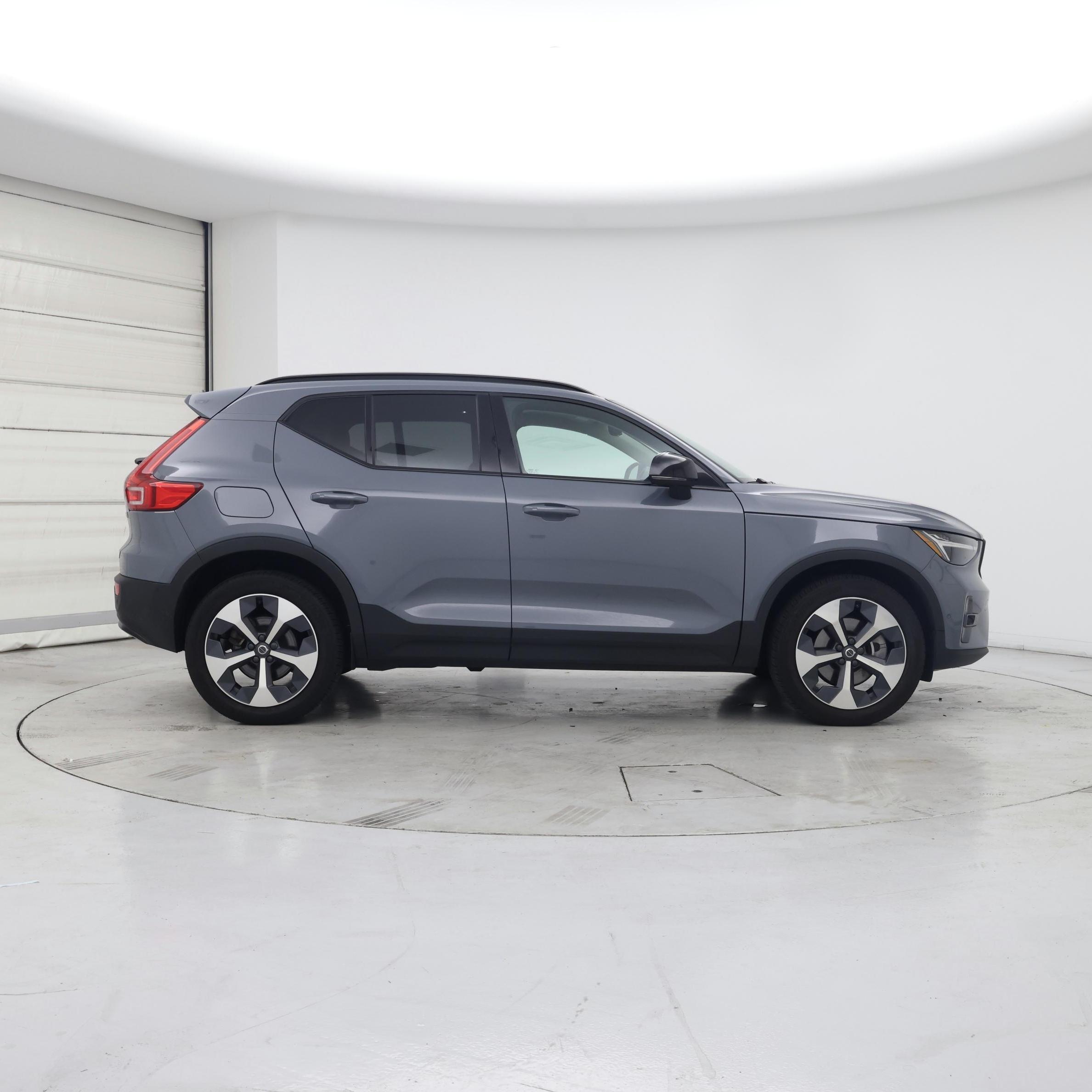 Thumbnail: 2023 Volvo XC40 - 7