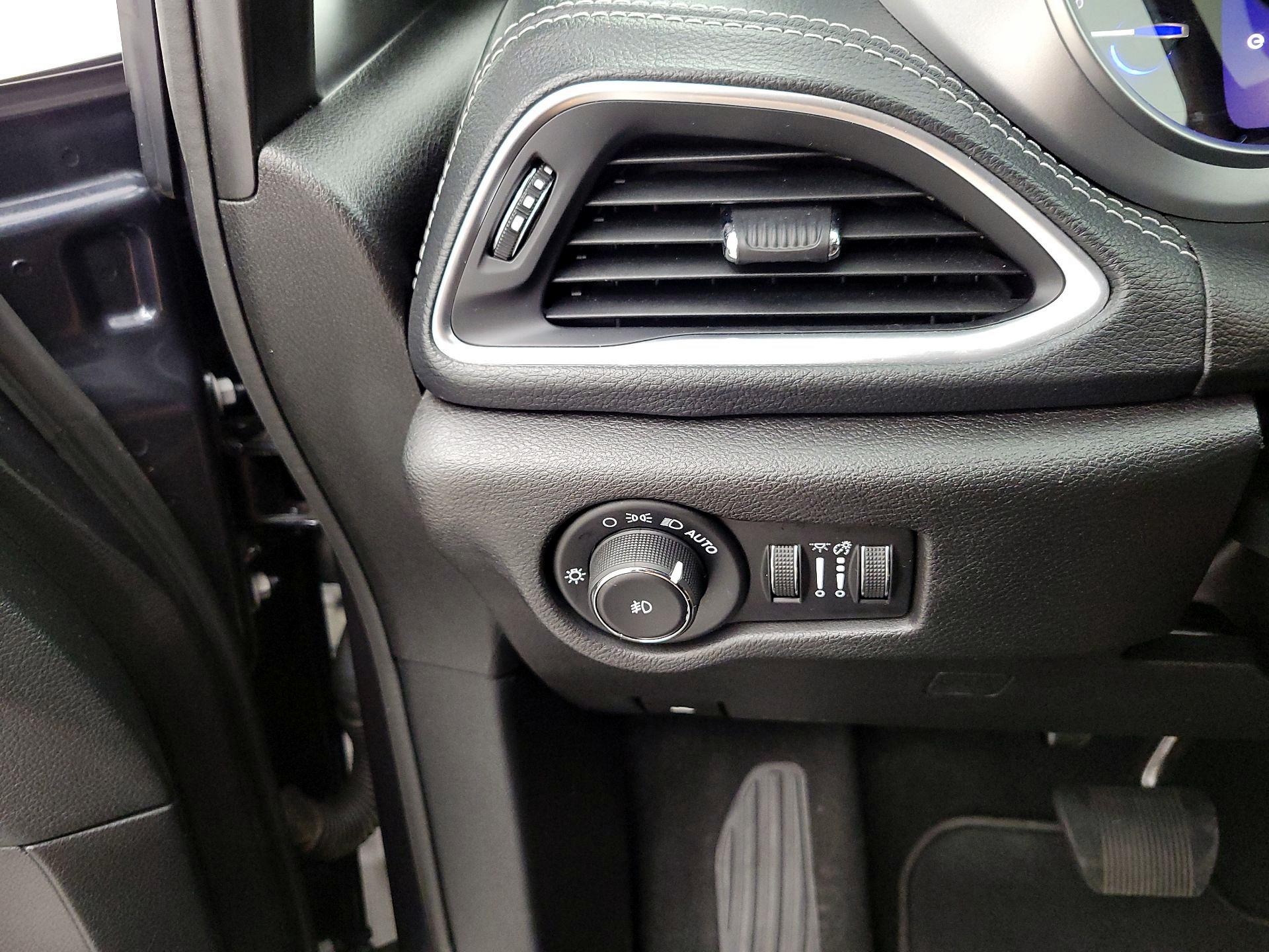 Thumbnail: 2019 Chrysler Pacifica - 13