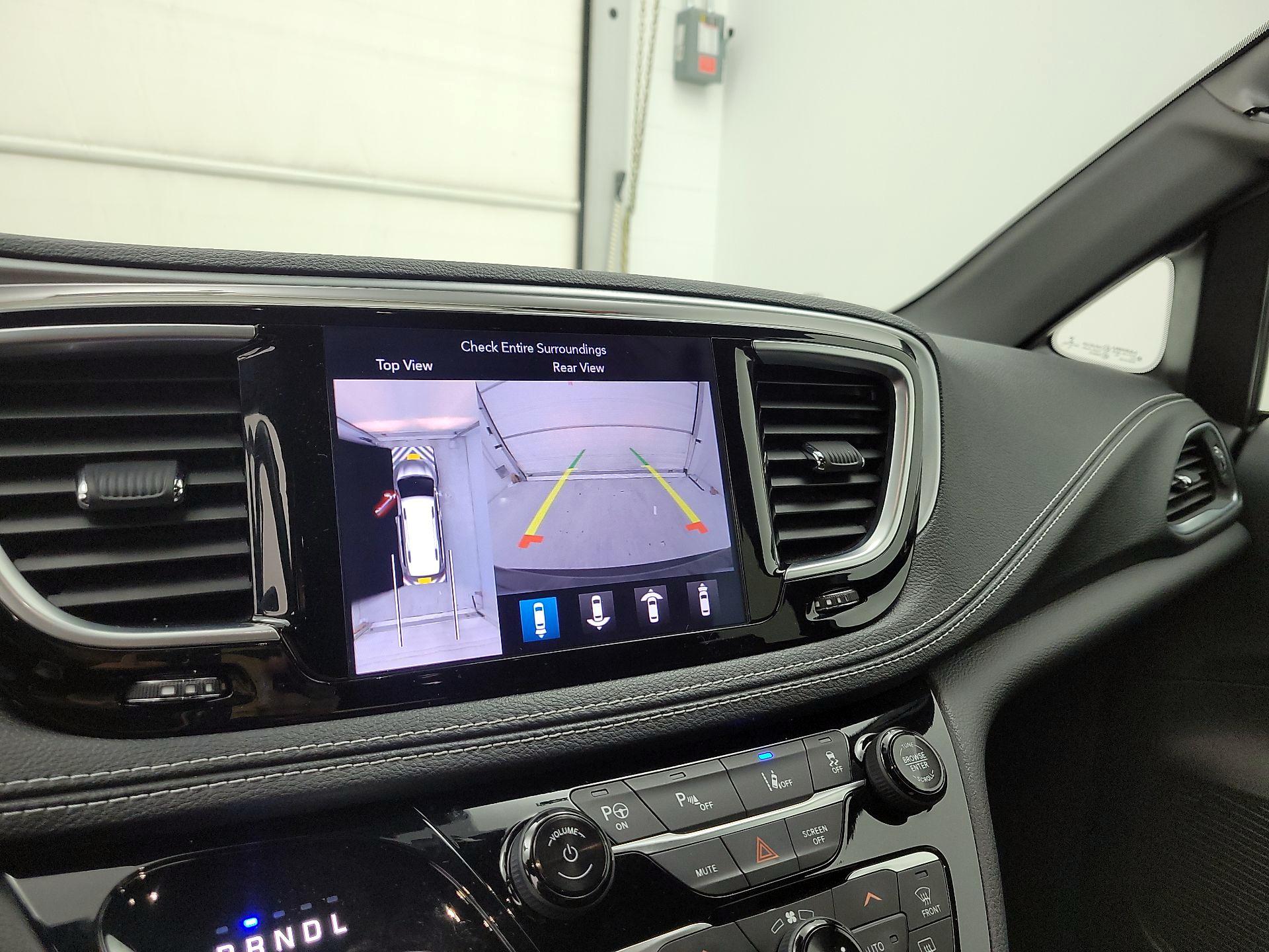 Thumbnail: 2019 Chrysler Pacifica - 14
