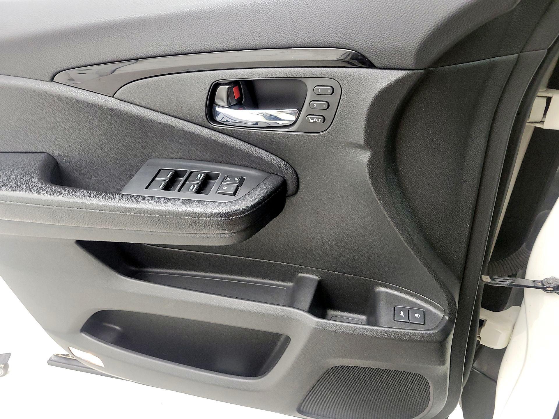 Thumbnail: 2016 Honda Pilot - 12