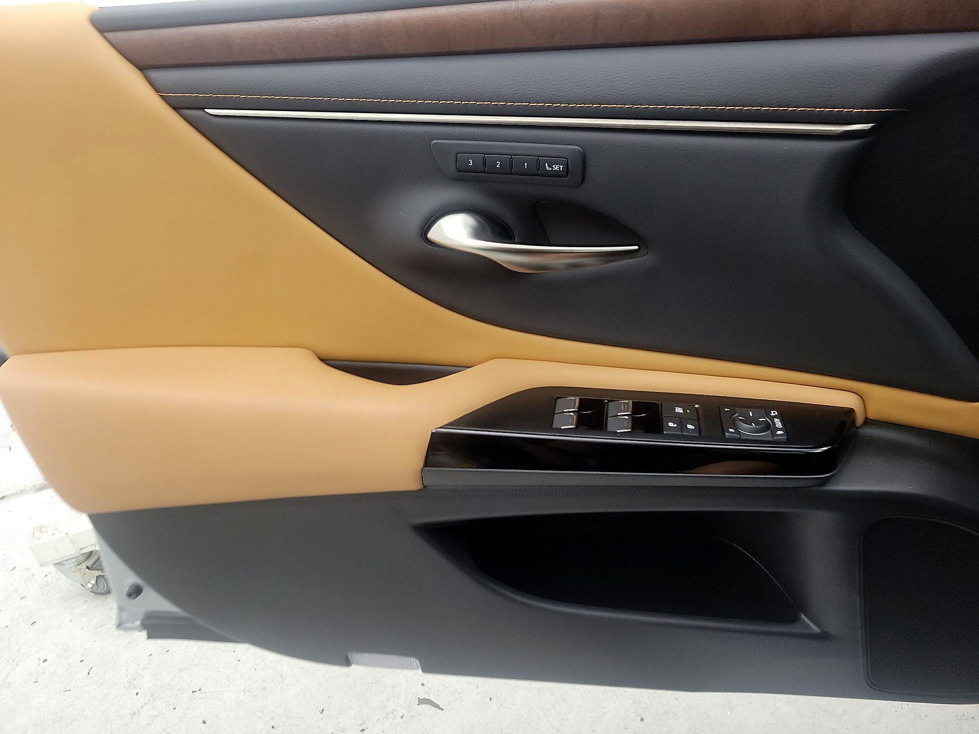 Thumbnail: 2022 Lexus ES - 12