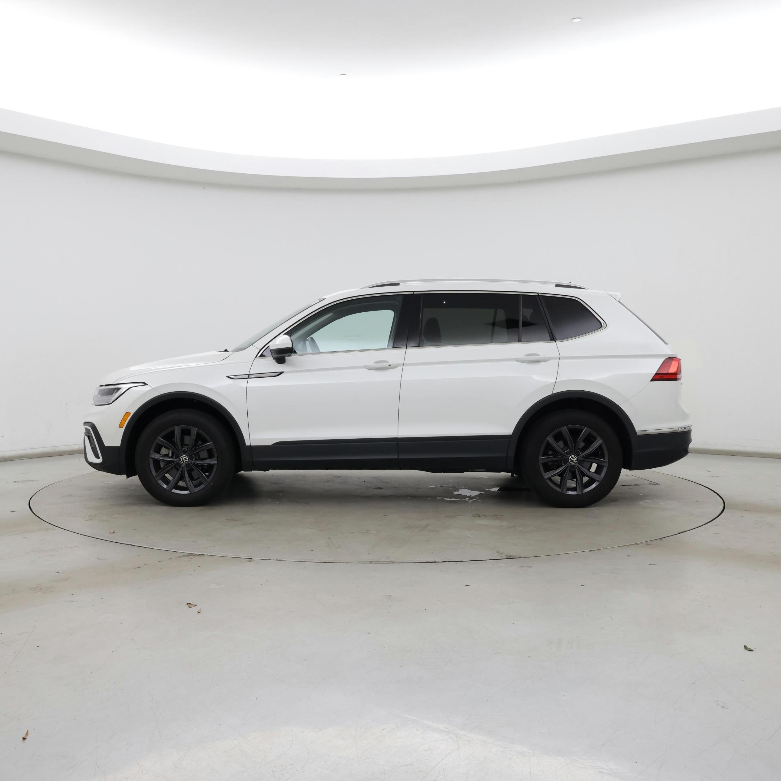 Thumbnail: 2023 Volkswagen Tiguan - 3