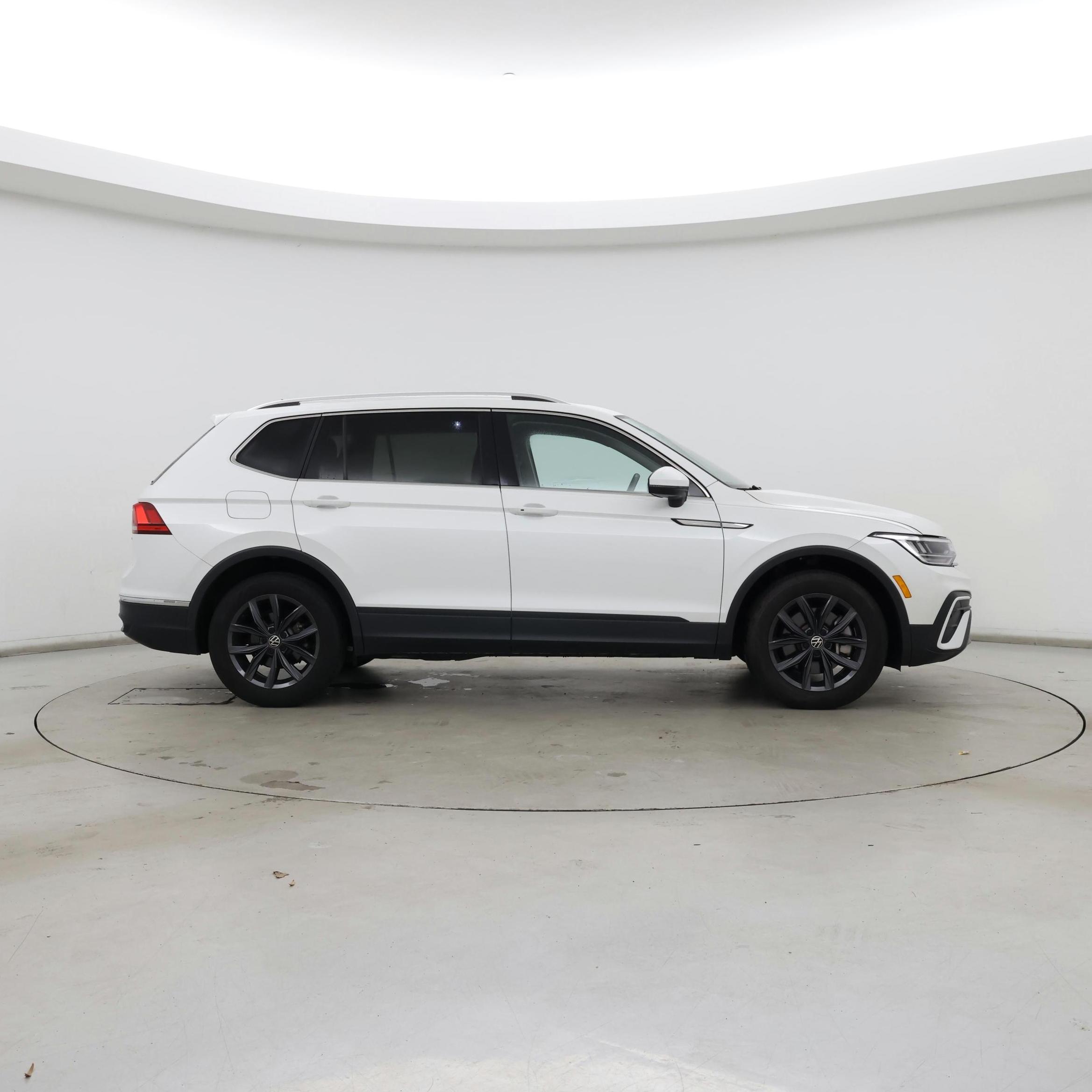 Thumbnail: 2023 Volkswagen Tiguan - 7