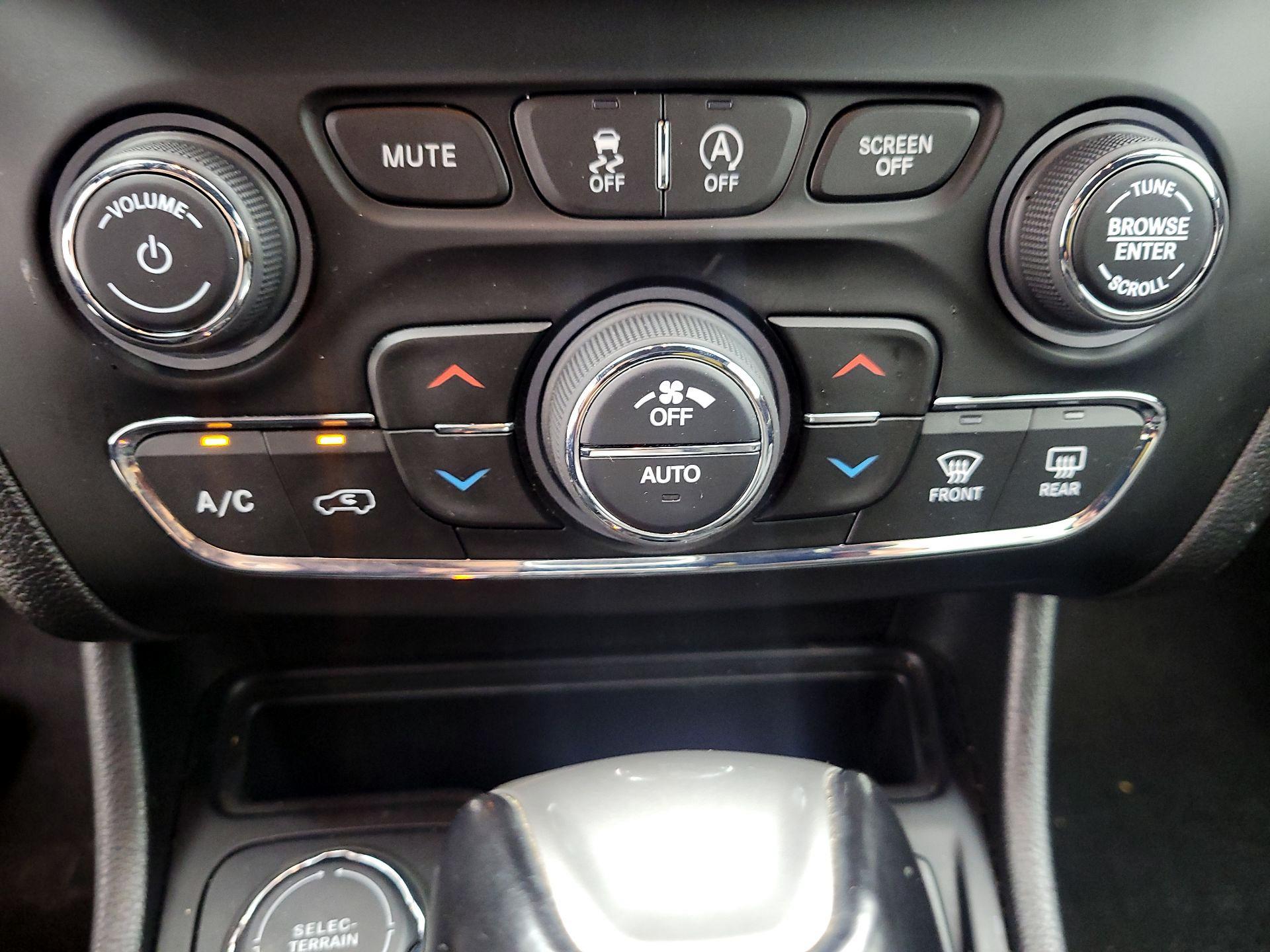 Thumbnail: 2021 Jeep Cherokee - 16
