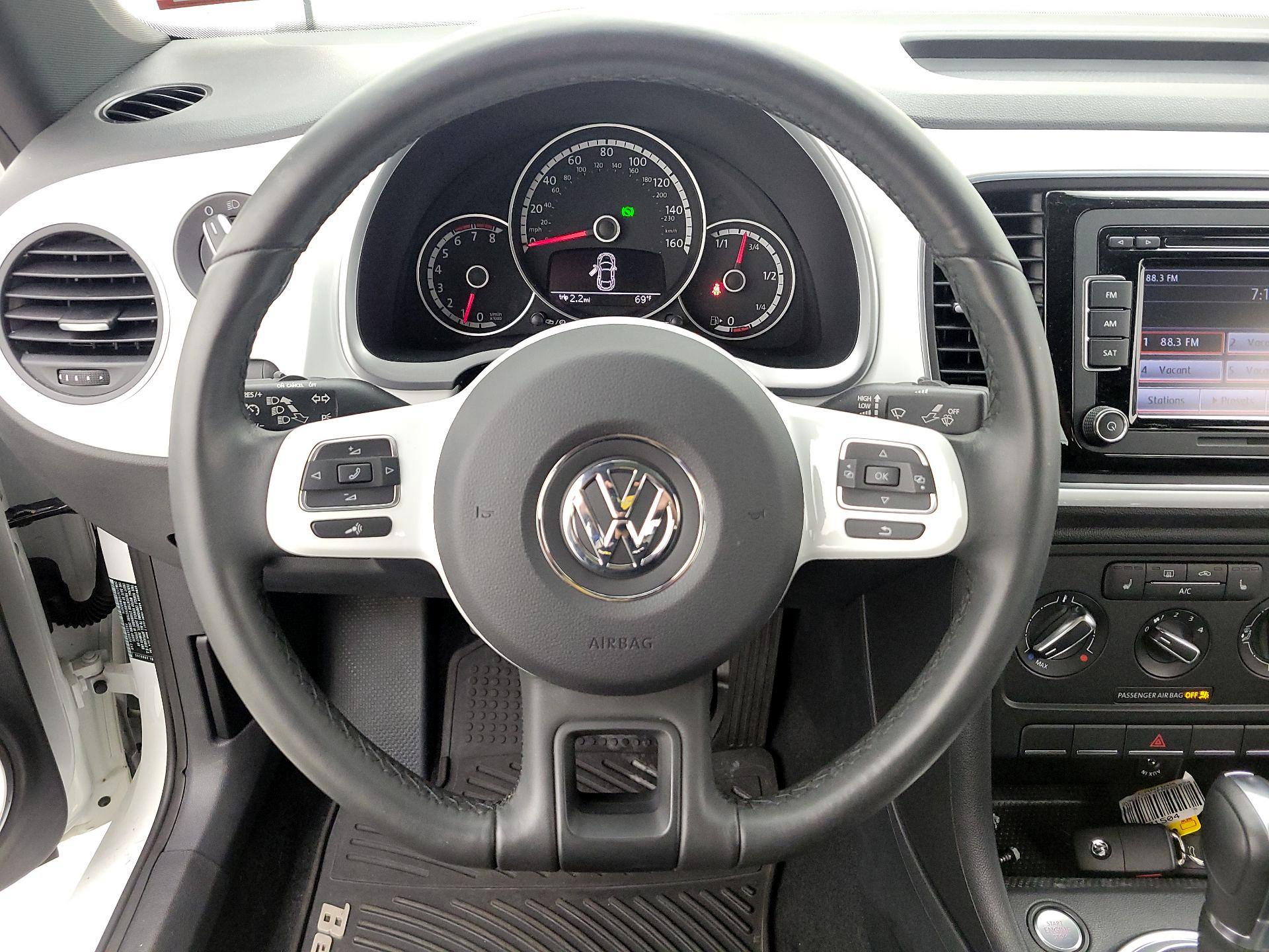 Thumbnail: 2015 Volkswagen Beetle - 10