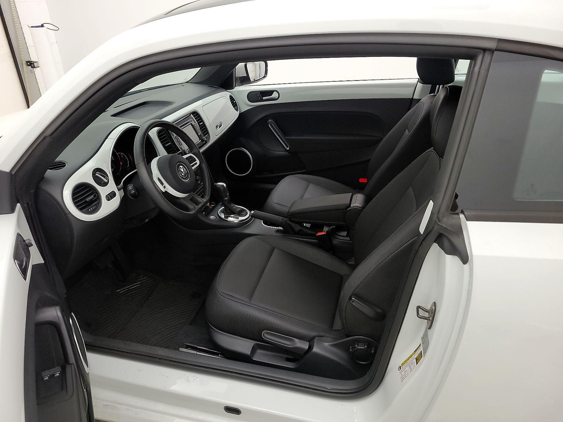 Thumbnail: 2015 Volkswagen Beetle - 11