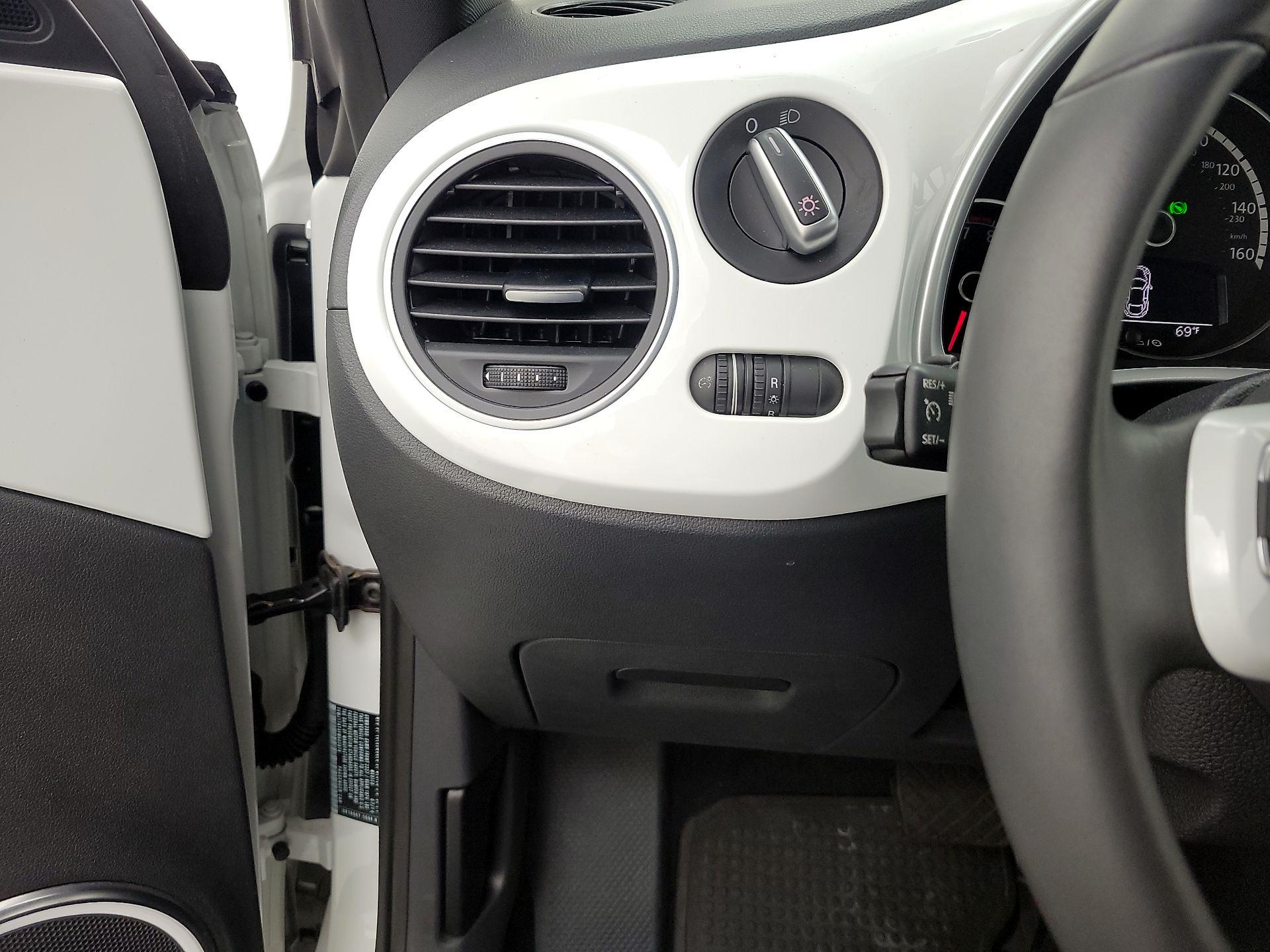 Thumbnail: 2015 Volkswagen Beetle - 13