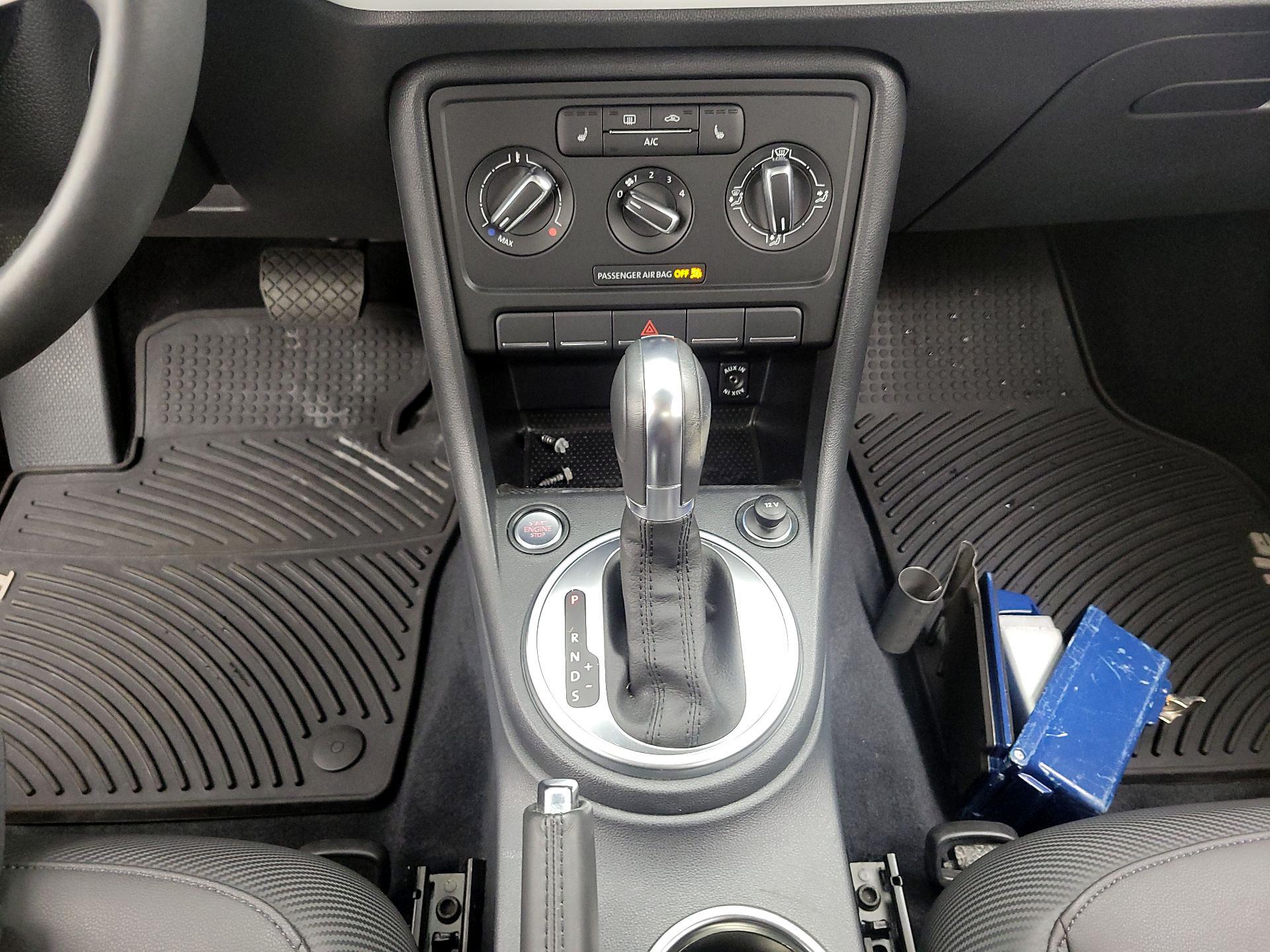 Thumbnail: 2015 Volkswagen Beetle - 16