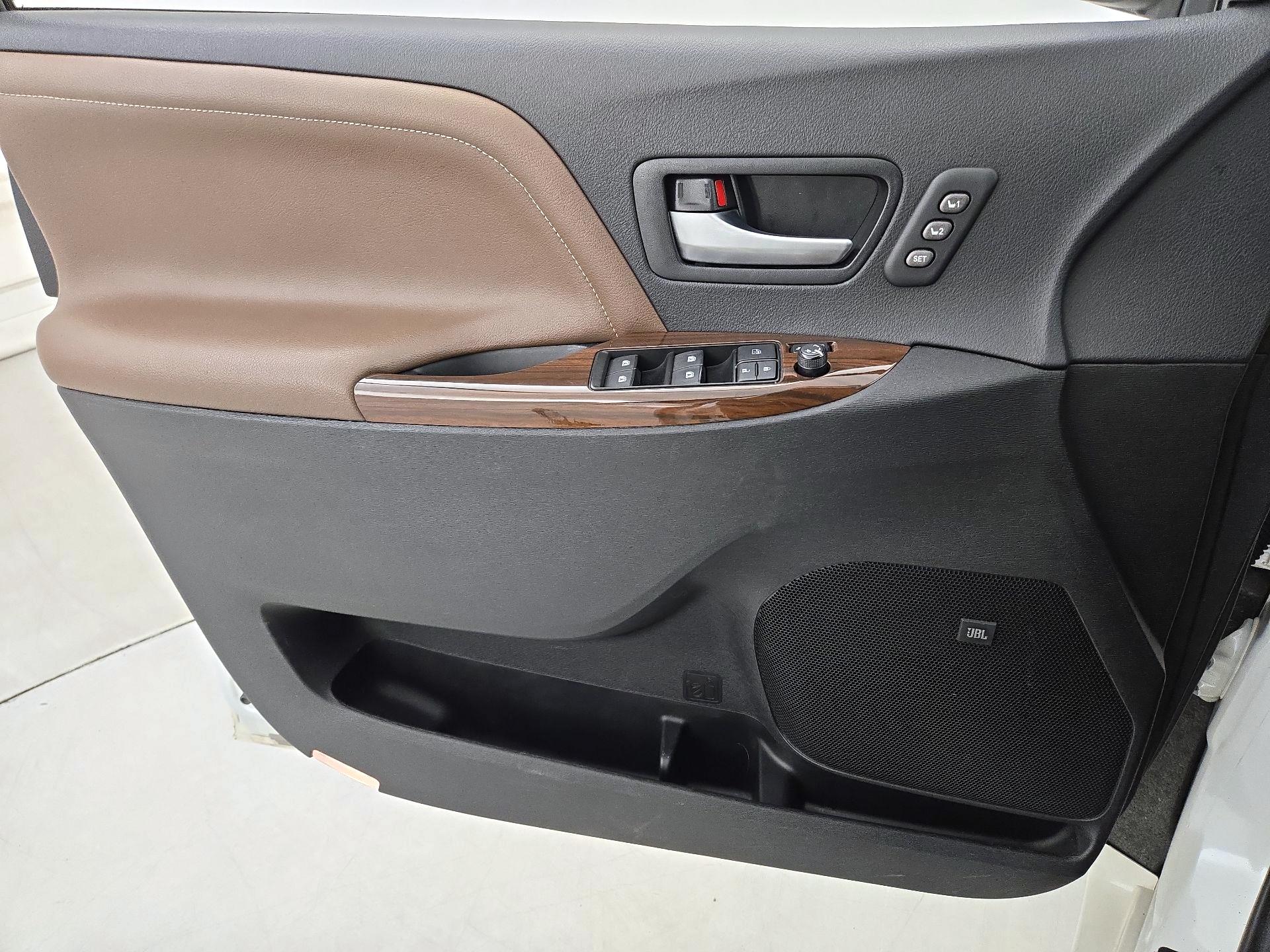 Thumbnail: 2015 Toyota Sienna - 12