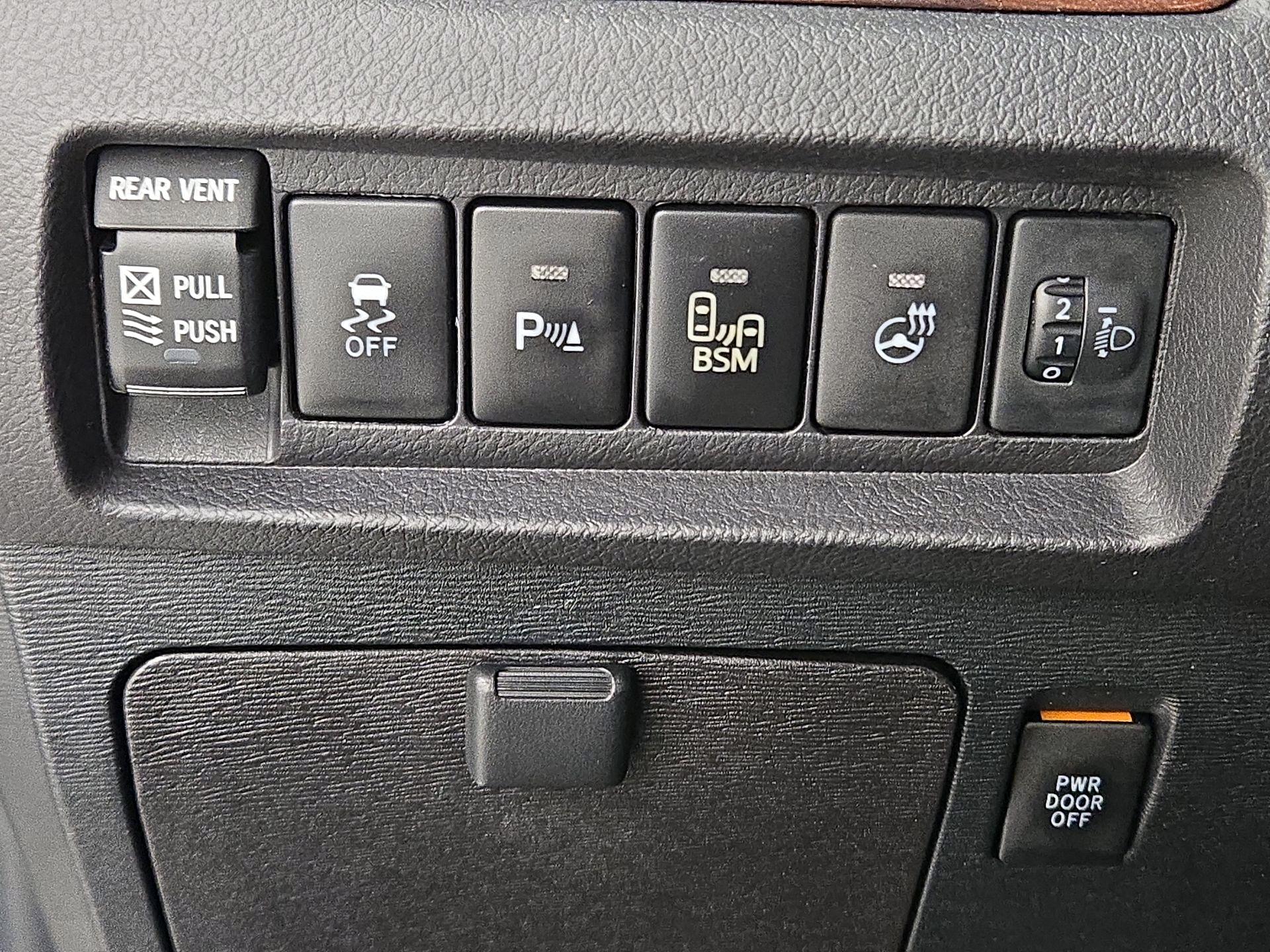 Thumbnail: 2015 Toyota Sienna - 13