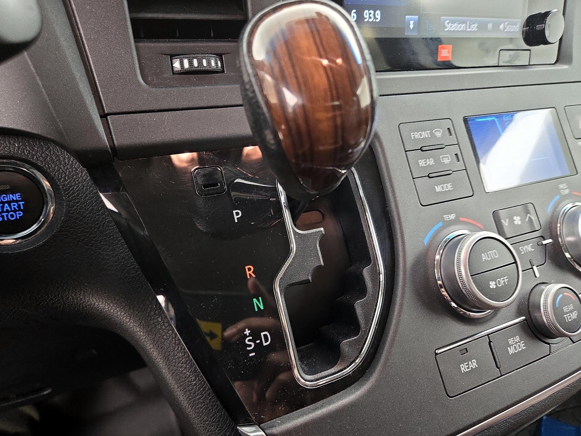 Thumbnail: 2015 Toyota Sienna - 17