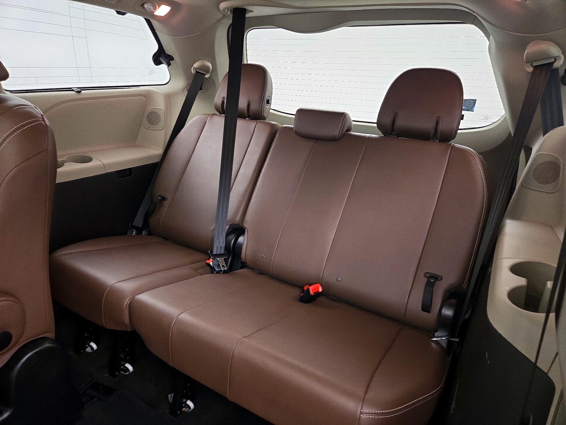 Thumbnail: 2015 Toyota Sienna - 20