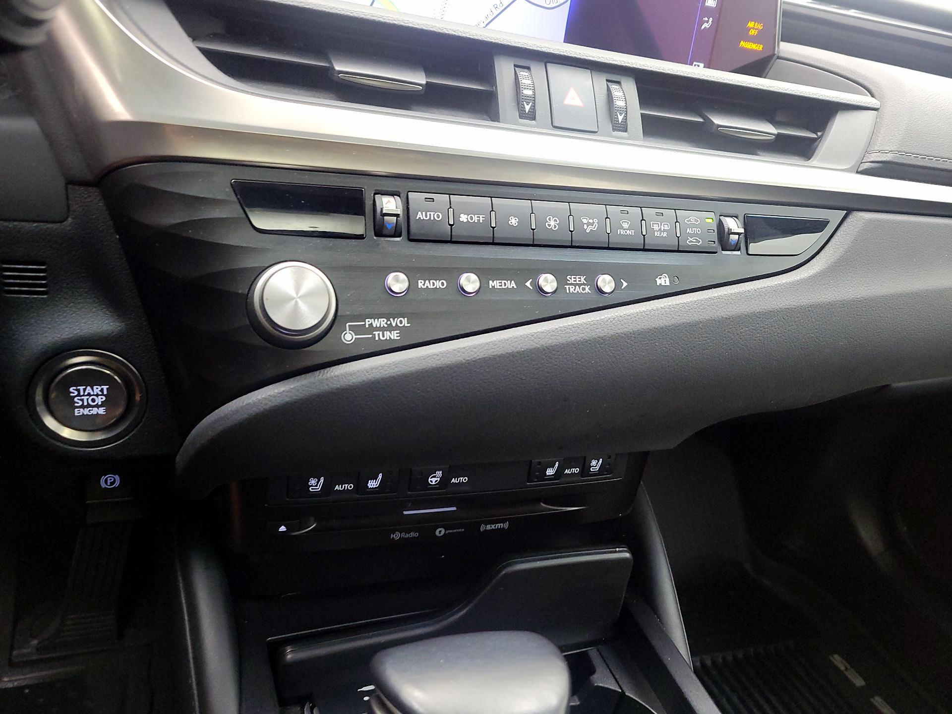 Thumbnail: 2021 Lexus ES - 17