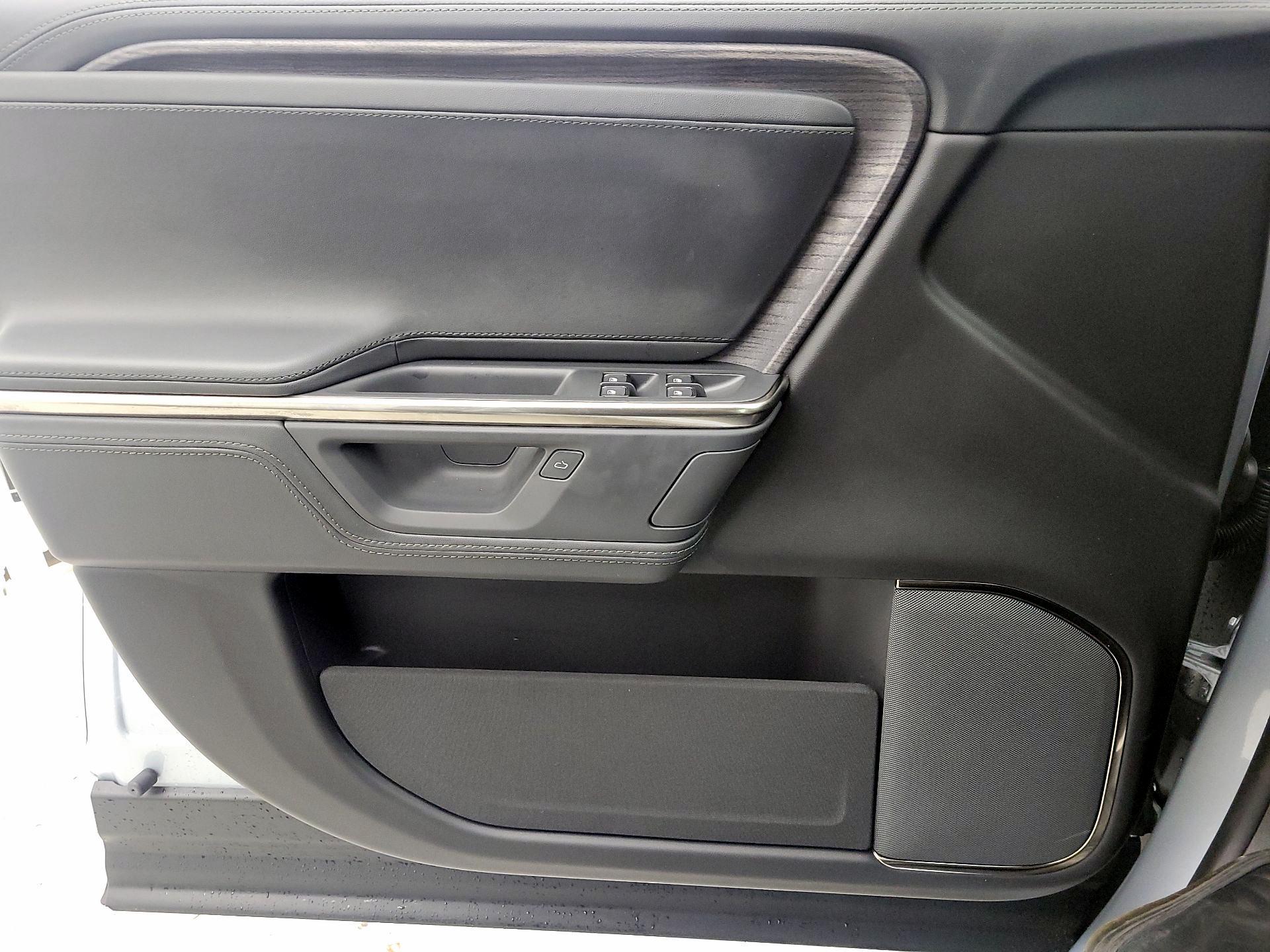 Thumbnail: 2025 Rivian R1S - 12