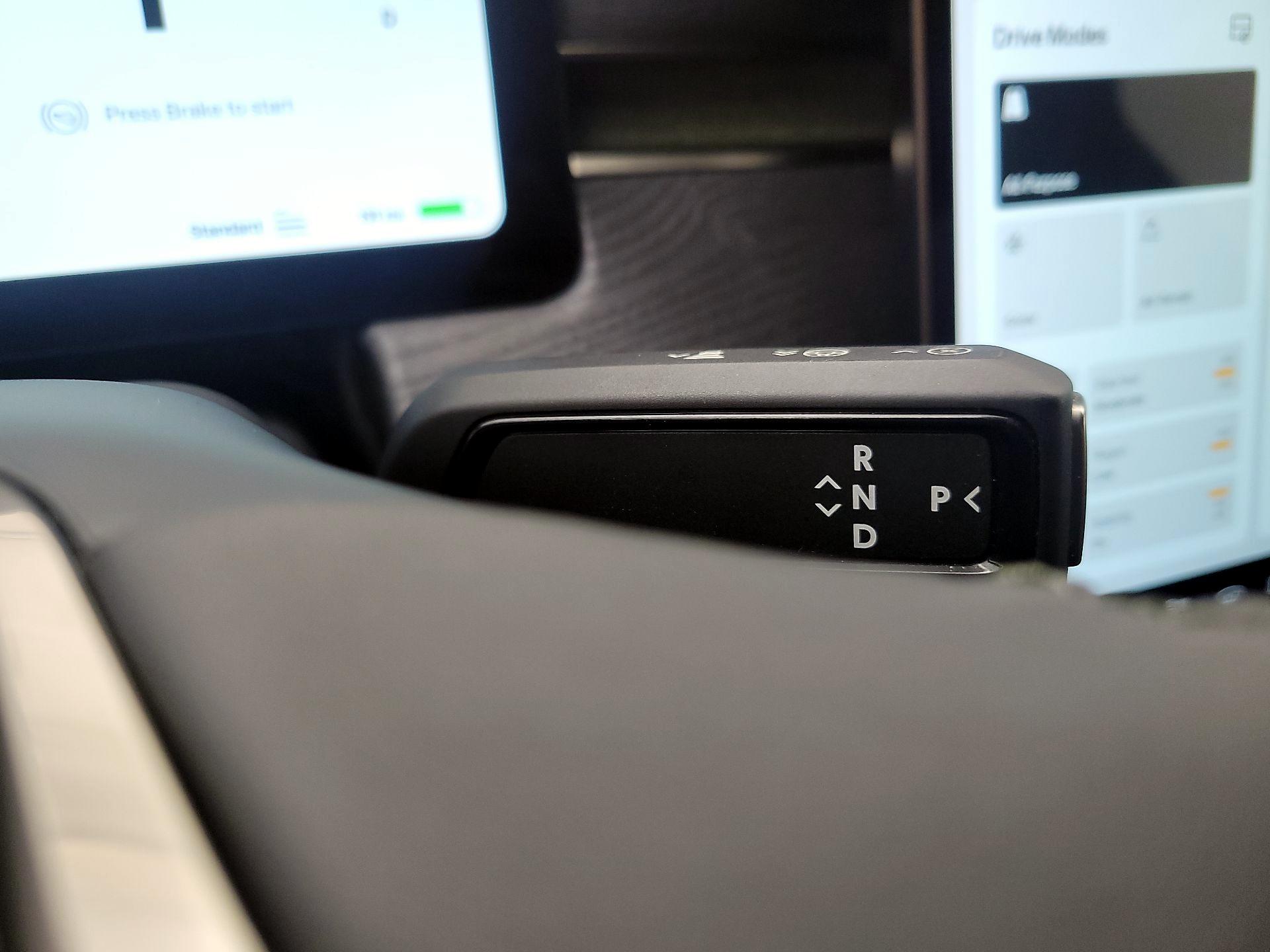 Thumbnail: 2025 Rivian R1S - 17