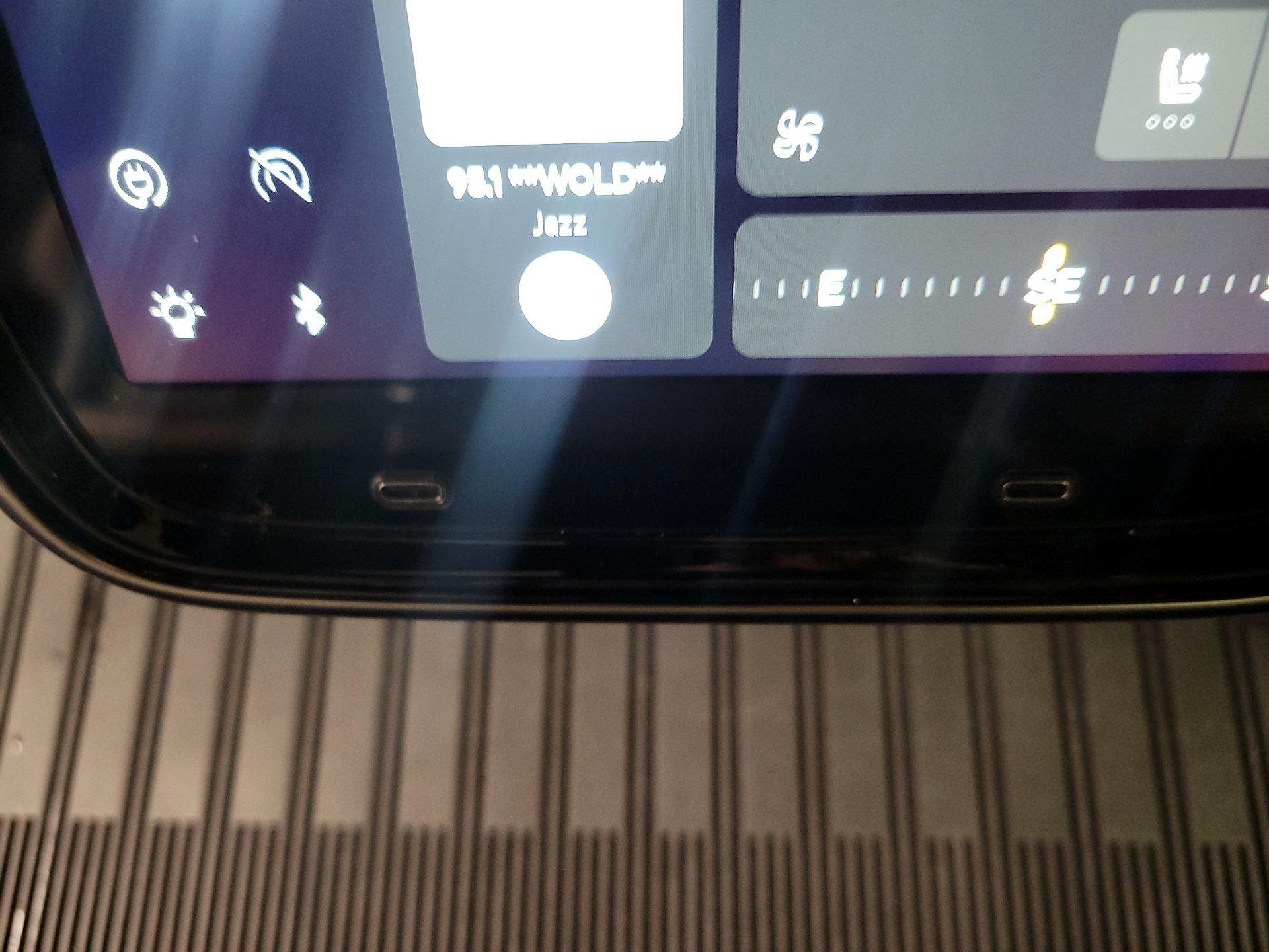 Thumbnail: 2025 Rivian R1S - 18