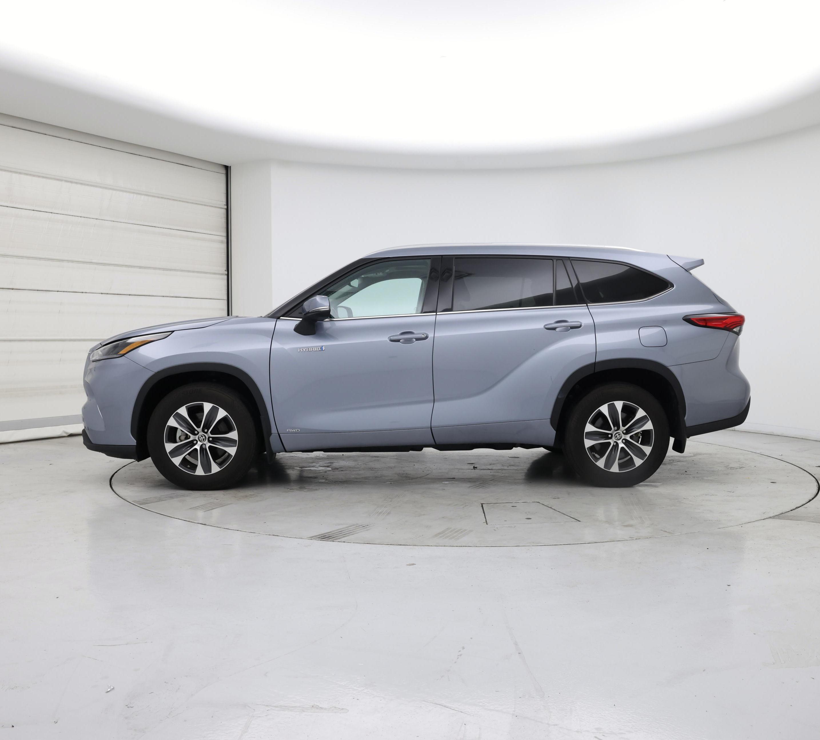Thumbnail: 2021 Toyota Highlander - 3