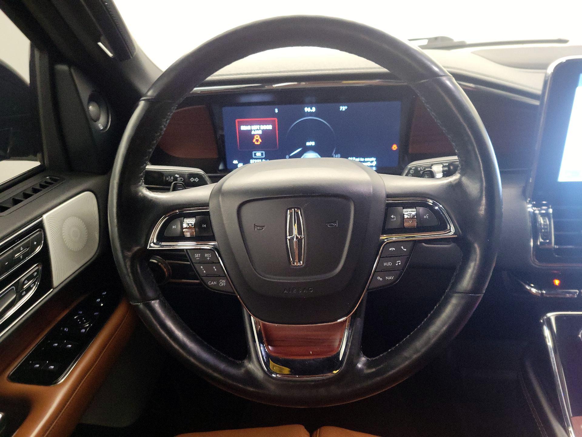 Thumbnail: 2021 Lincoln Navigator L - 10