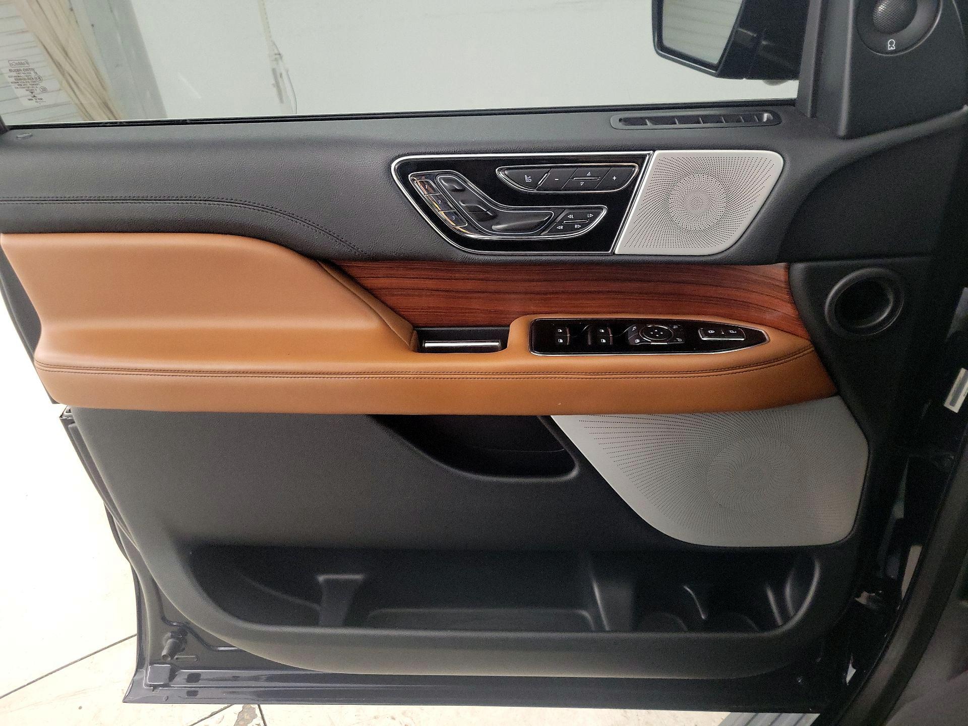 Thumbnail: 2021 Lincoln Navigator L - 12