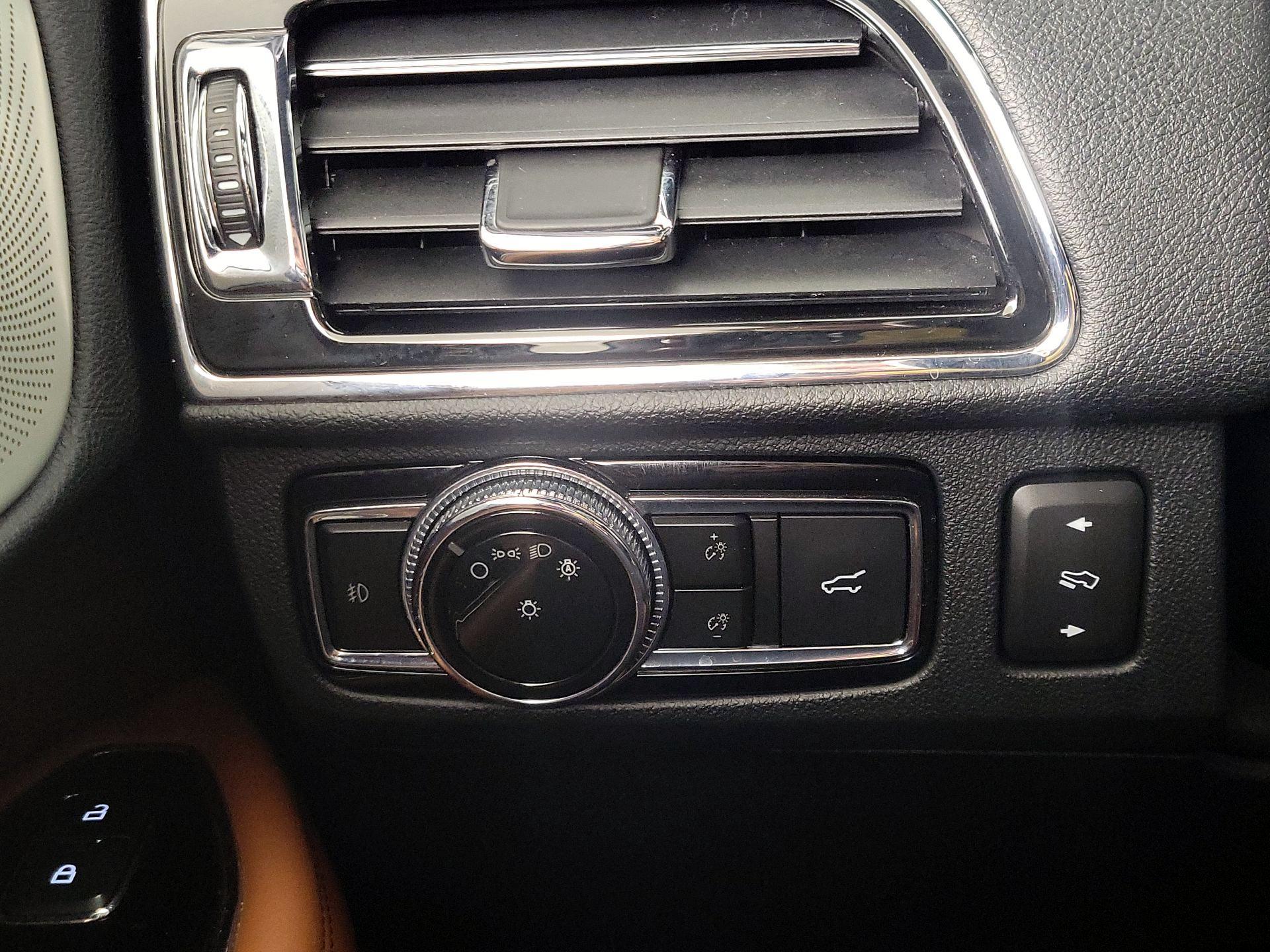 Thumbnail: 2021 Lincoln Navigator L - 13