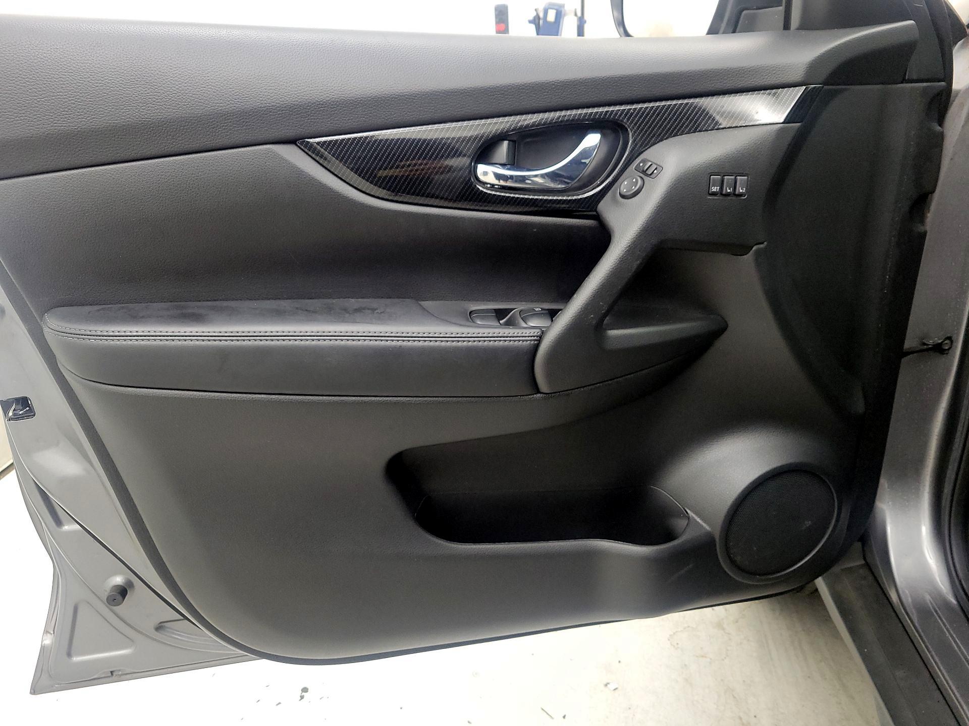 Thumbnail: 2018 Nissan Rogue - 12