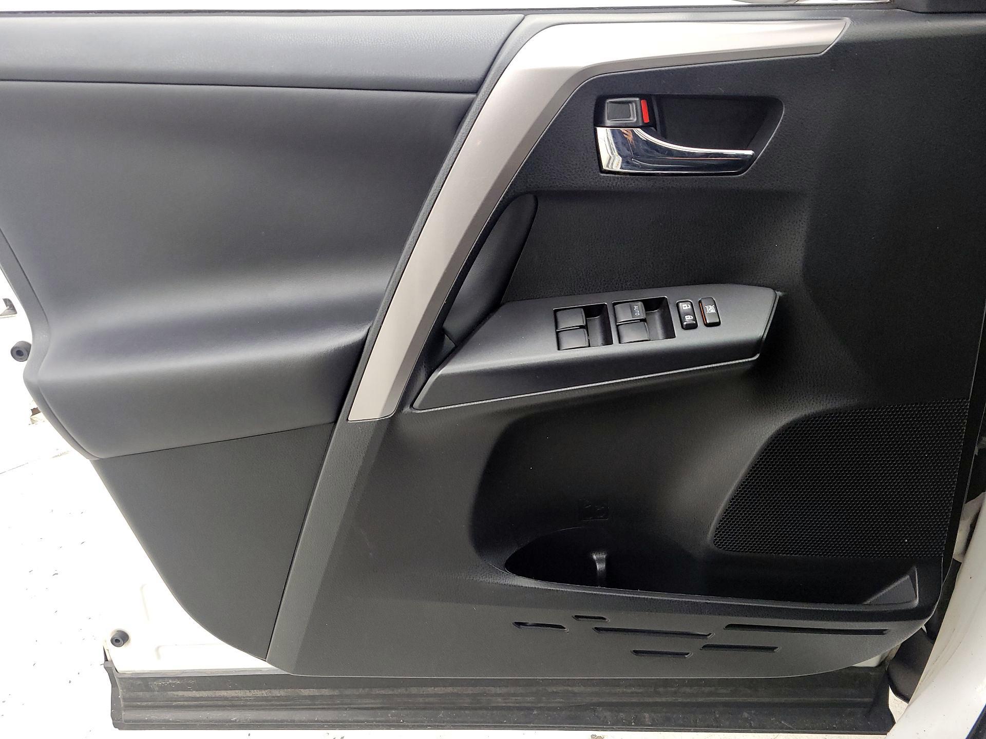 Thumbnail: 2016 Toyota RAV4 - 12