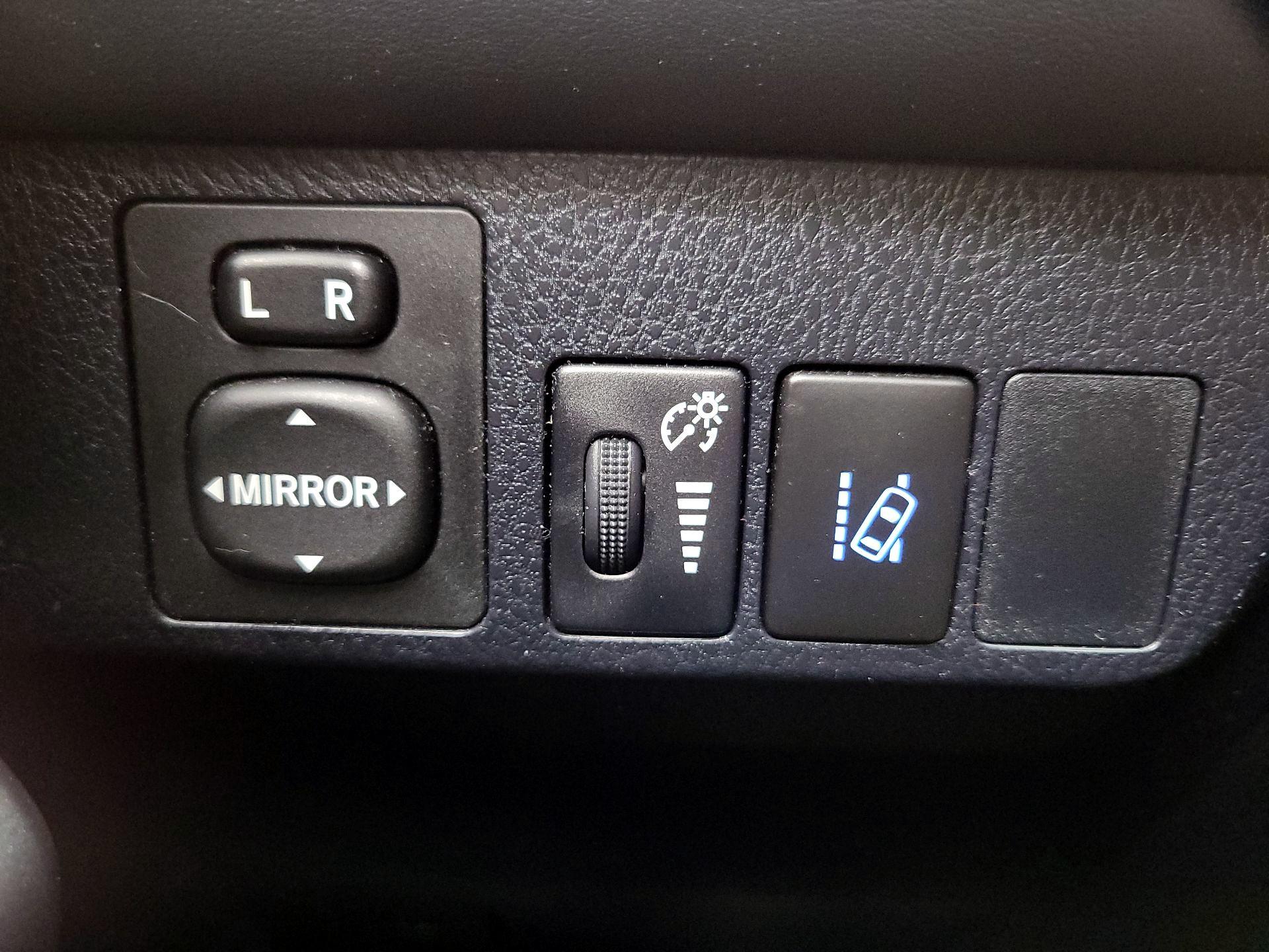 Thumbnail: 2016 Toyota RAV4 - 13