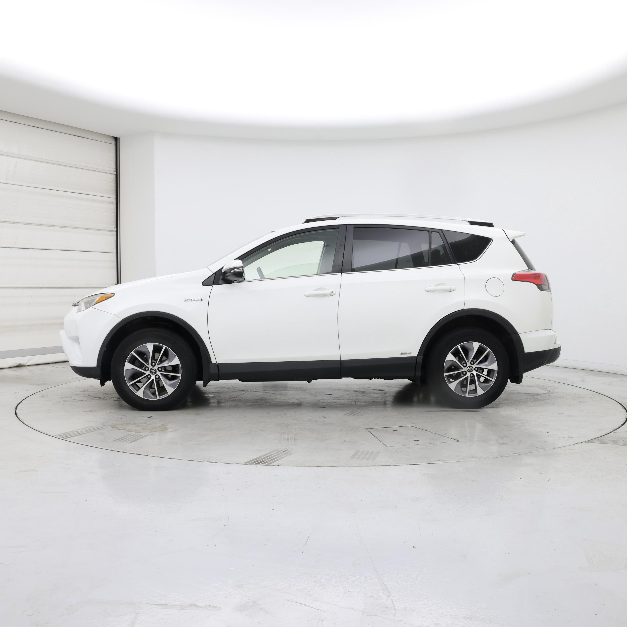 Thumbnail: 2016 Toyota RAV4 - 3