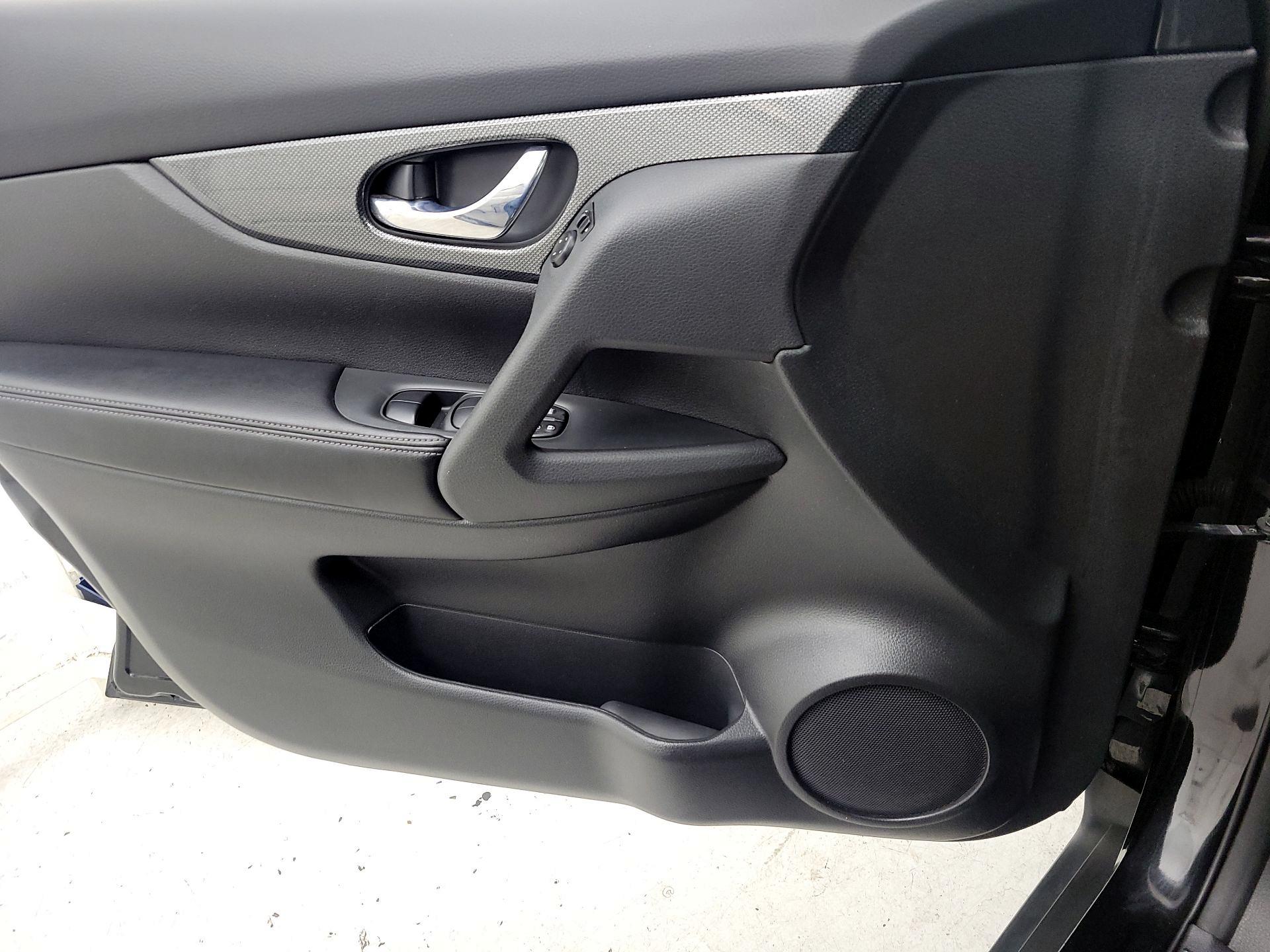 Thumbnail: 2016 Nissan Rogue - 12
