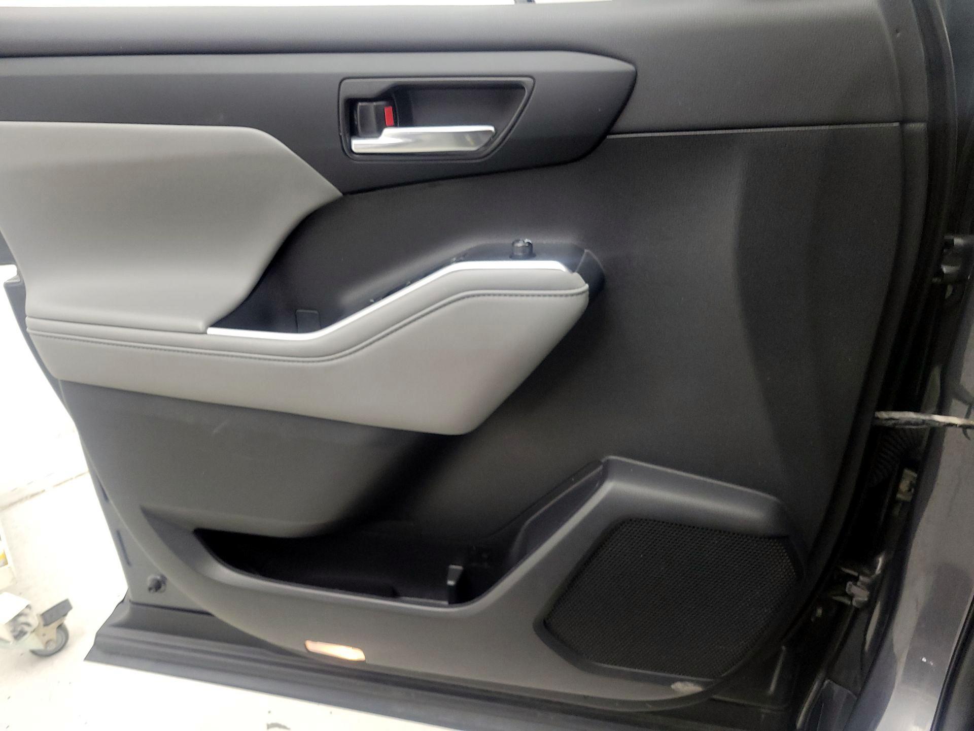 Thumbnail: 2022 Toyota Highlander - 12