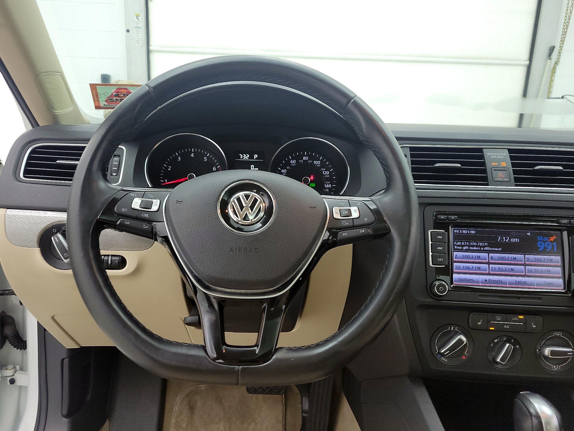 Thumbnail: 2015 Volkswagen Jetta - 10