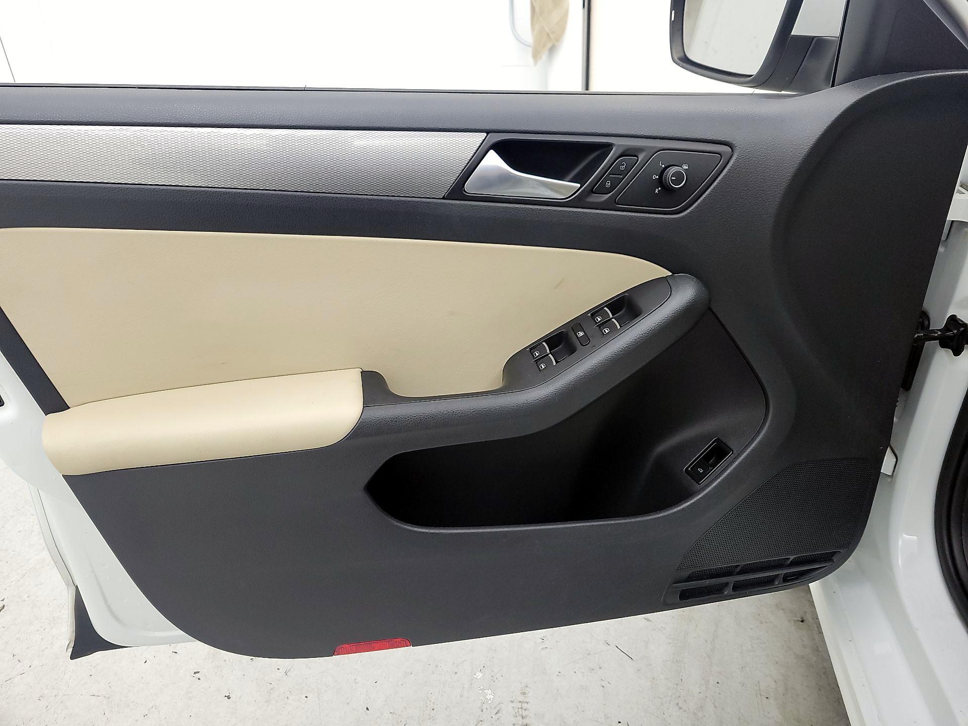 Thumbnail: 2015 Volkswagen Jetta - 12