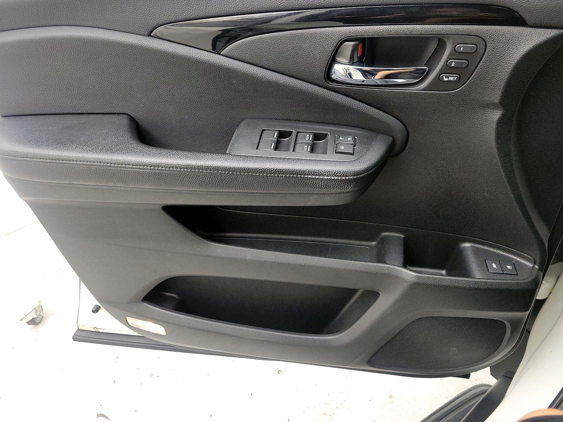 Thumbnail: 2017 Honda Pilot - 13