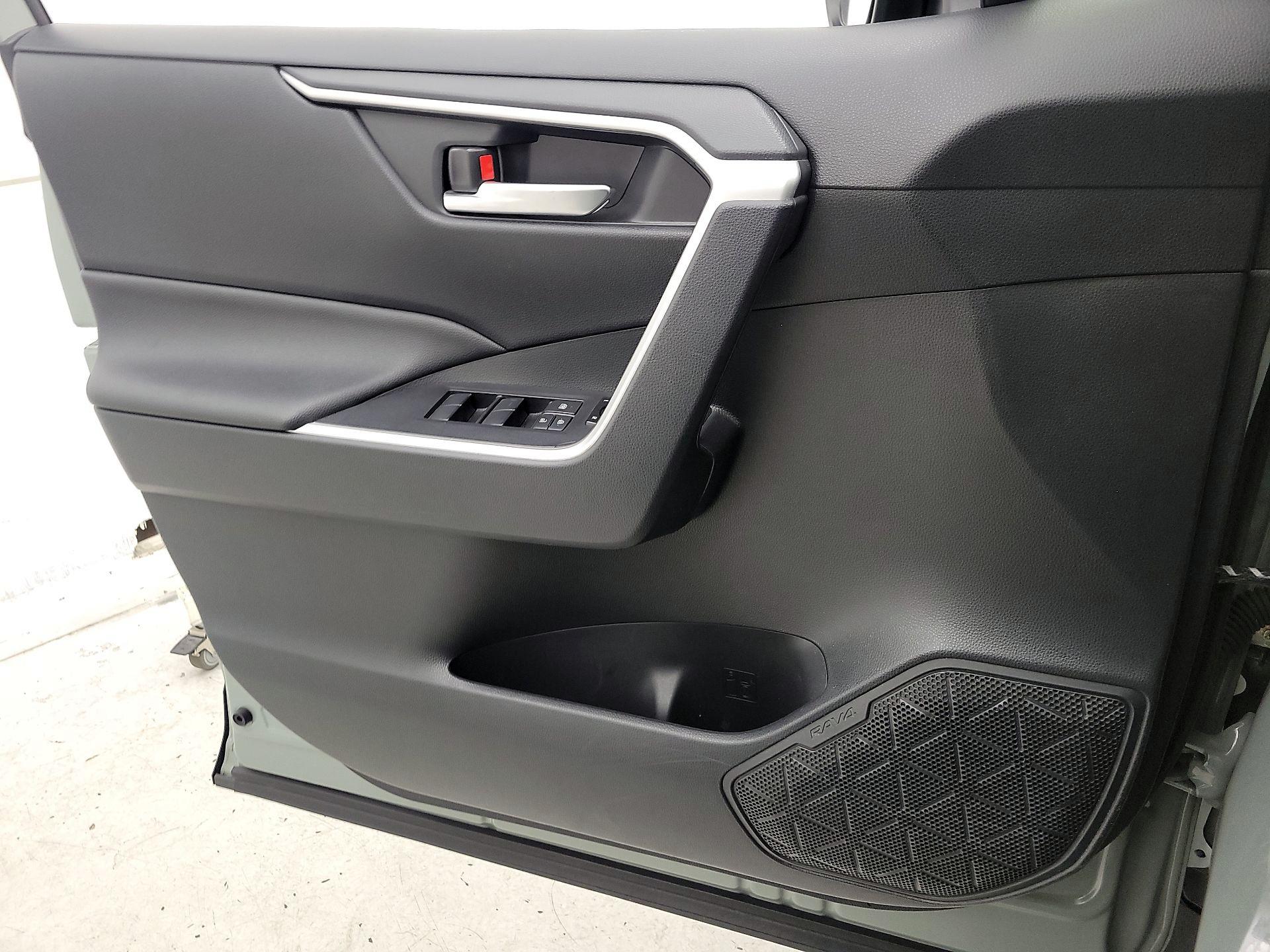 Thumbnail: 2019 Toyota RAV4 - 12