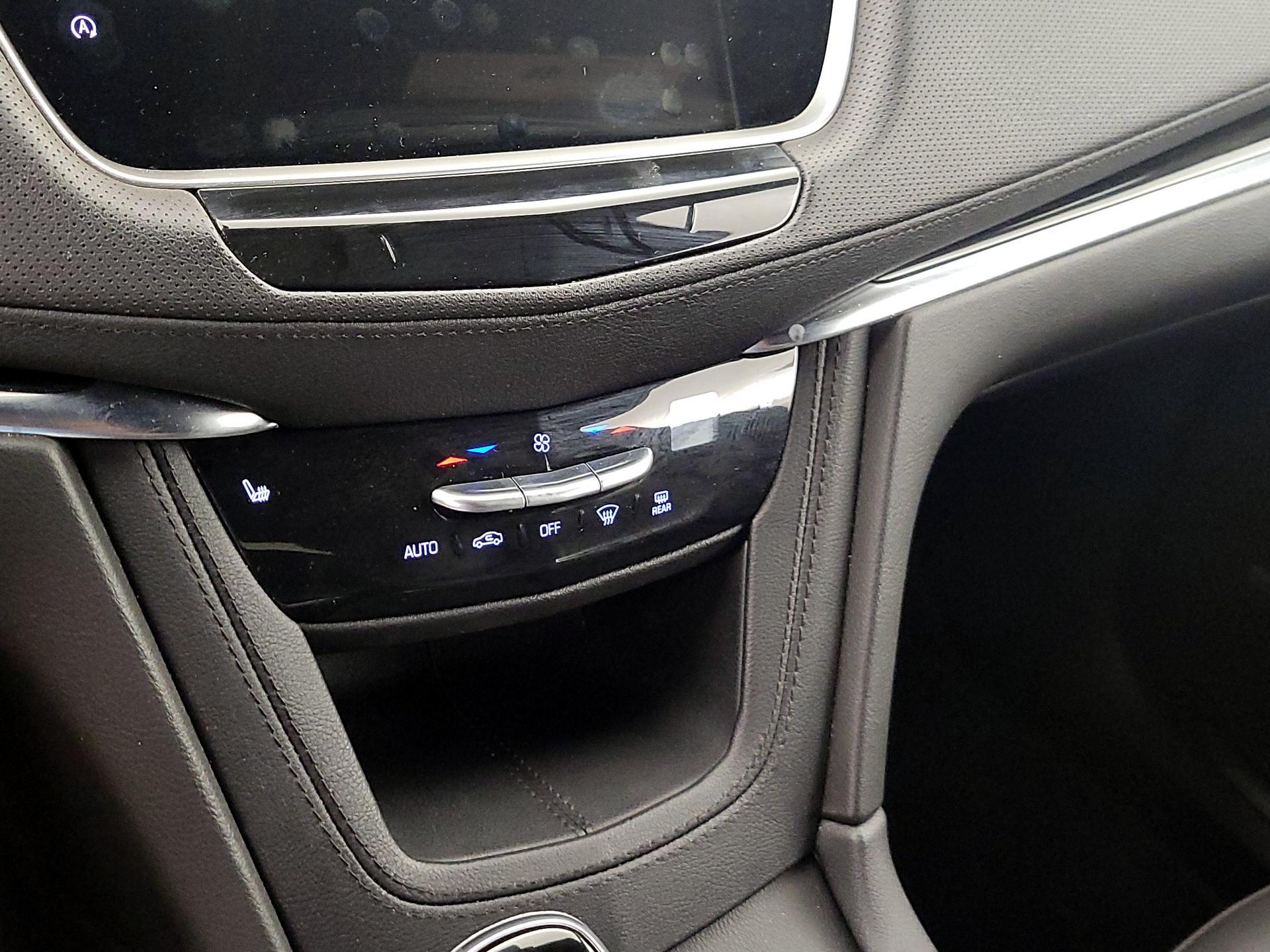 Thumbnail: 2021 Cadillac XT5 - 17