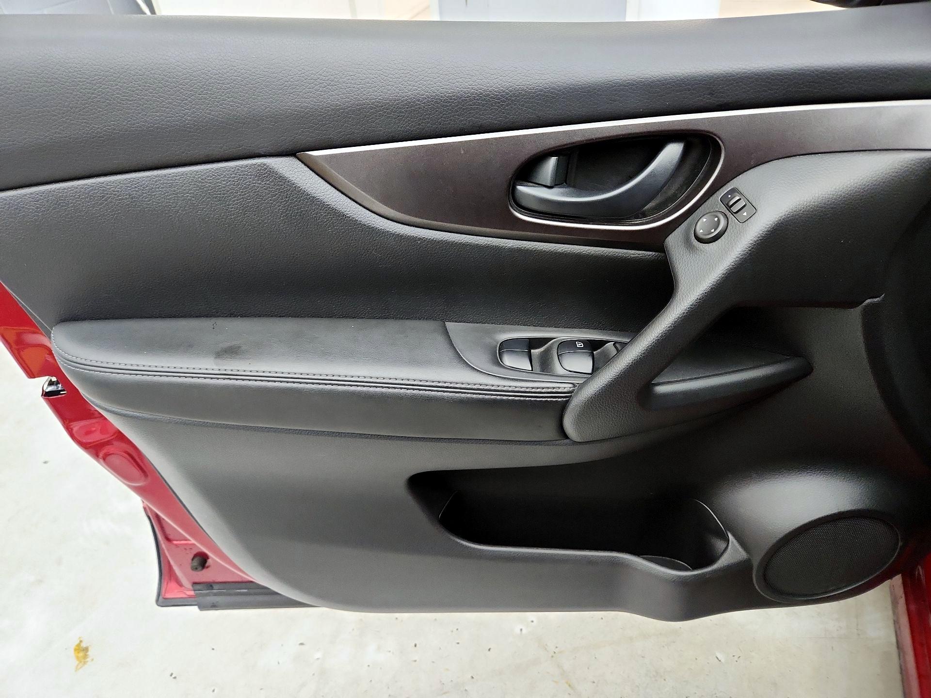 Thumbnail: 2020 Nissan Rogue Sport - 12