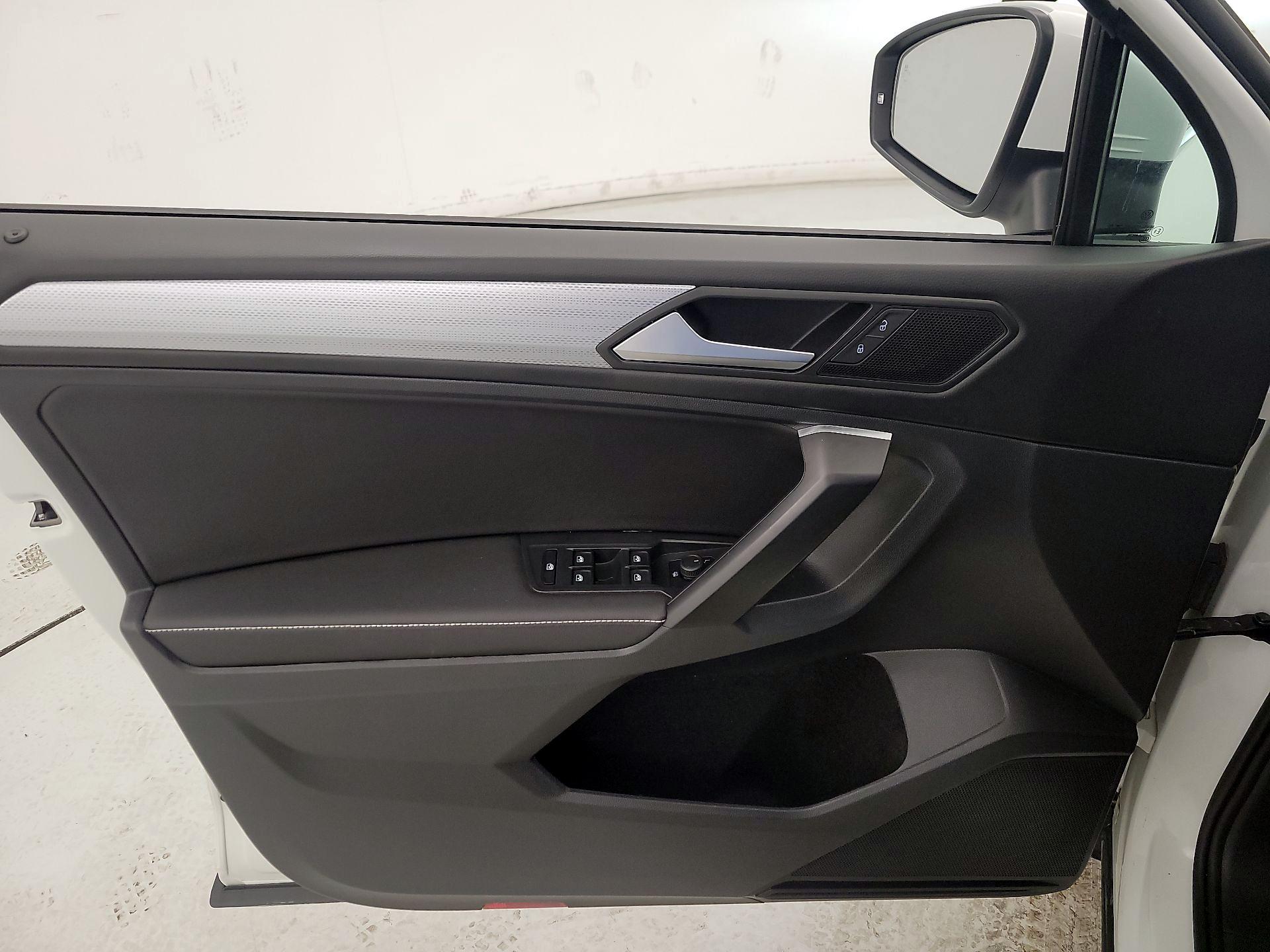 Thumbnail: 2023 Volkswagen Tiguan - 12