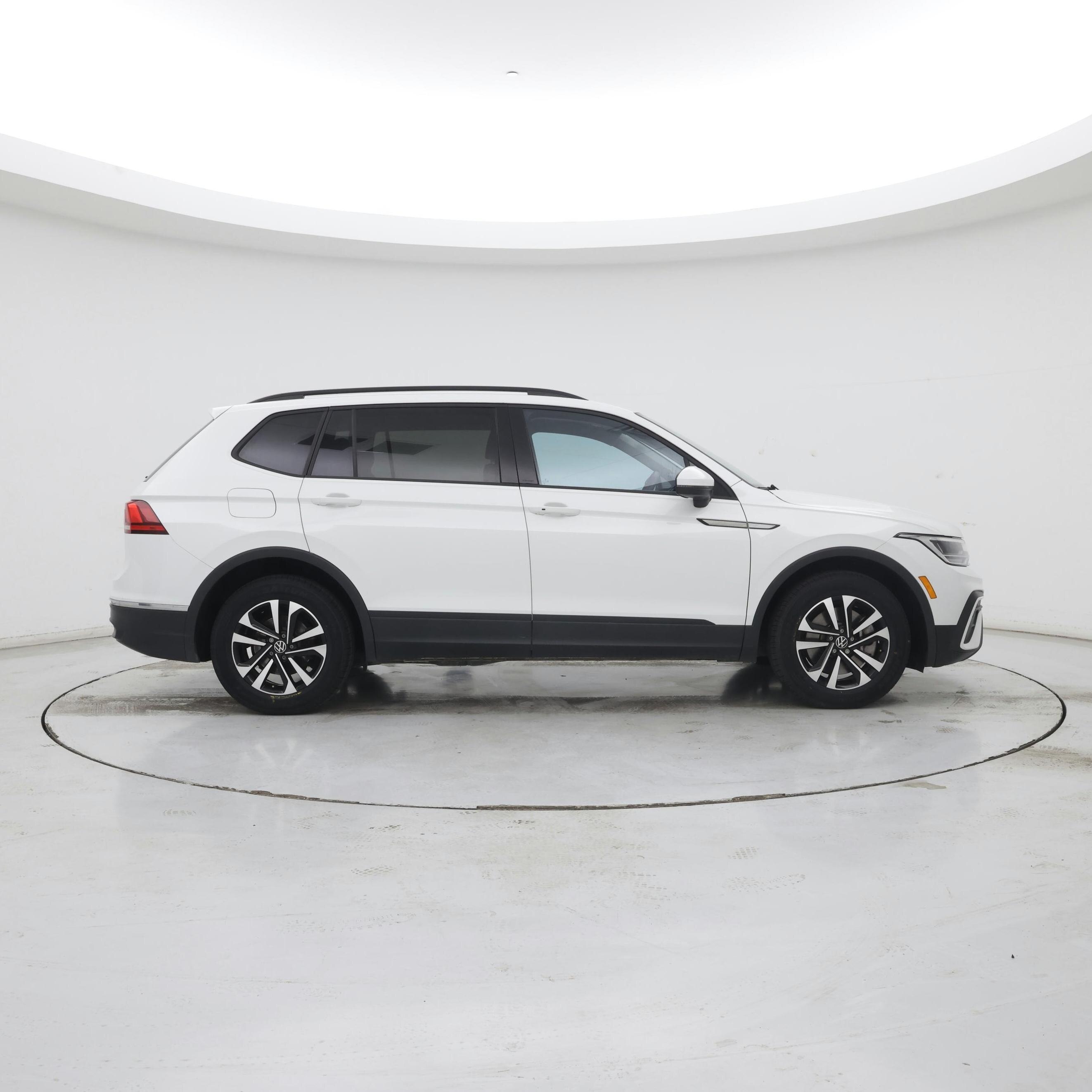 Thumbnail: 2023 Volkswagen Tiguan - 7