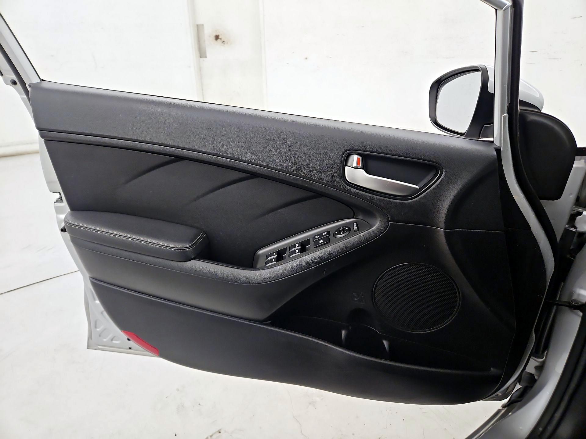 Thumbnail: 2017 Kia Forte - 12
