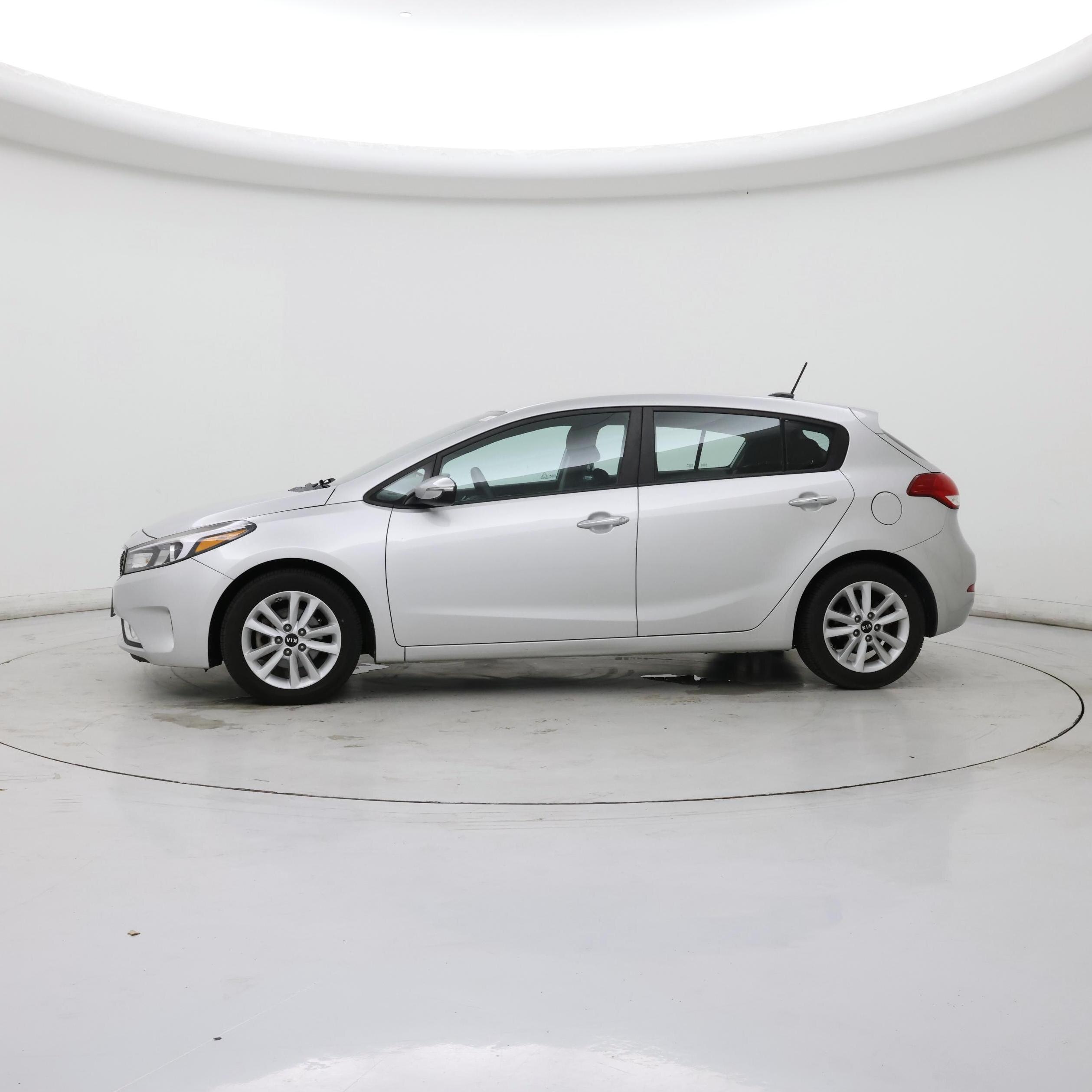 Thumbnail: 2017 Kia Forte - 3