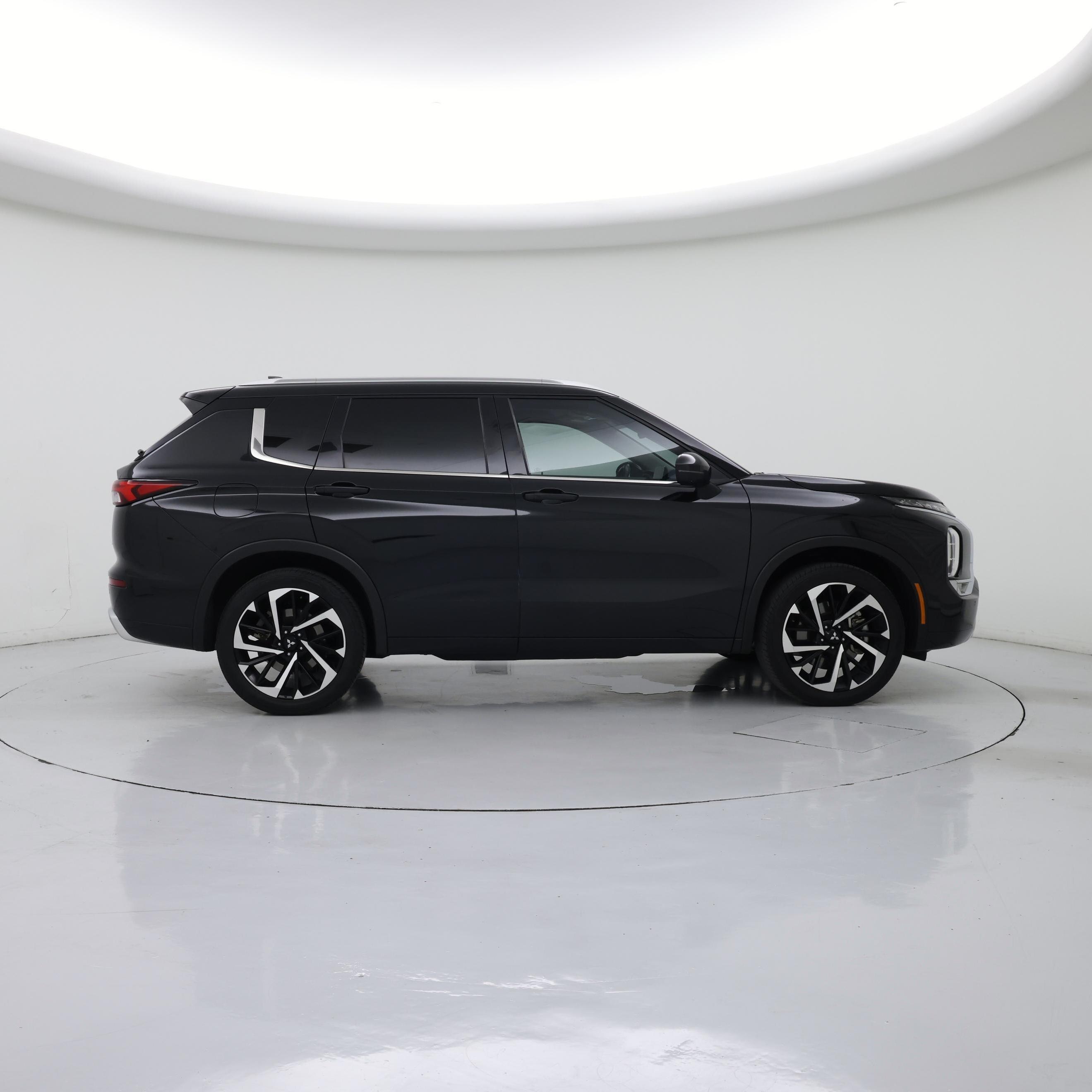 Thumbnail: 2023 Mitsubishi Outlander - 7